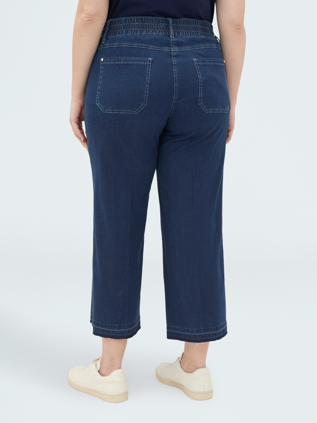 Cropped jeans in lightweight denim image number 1