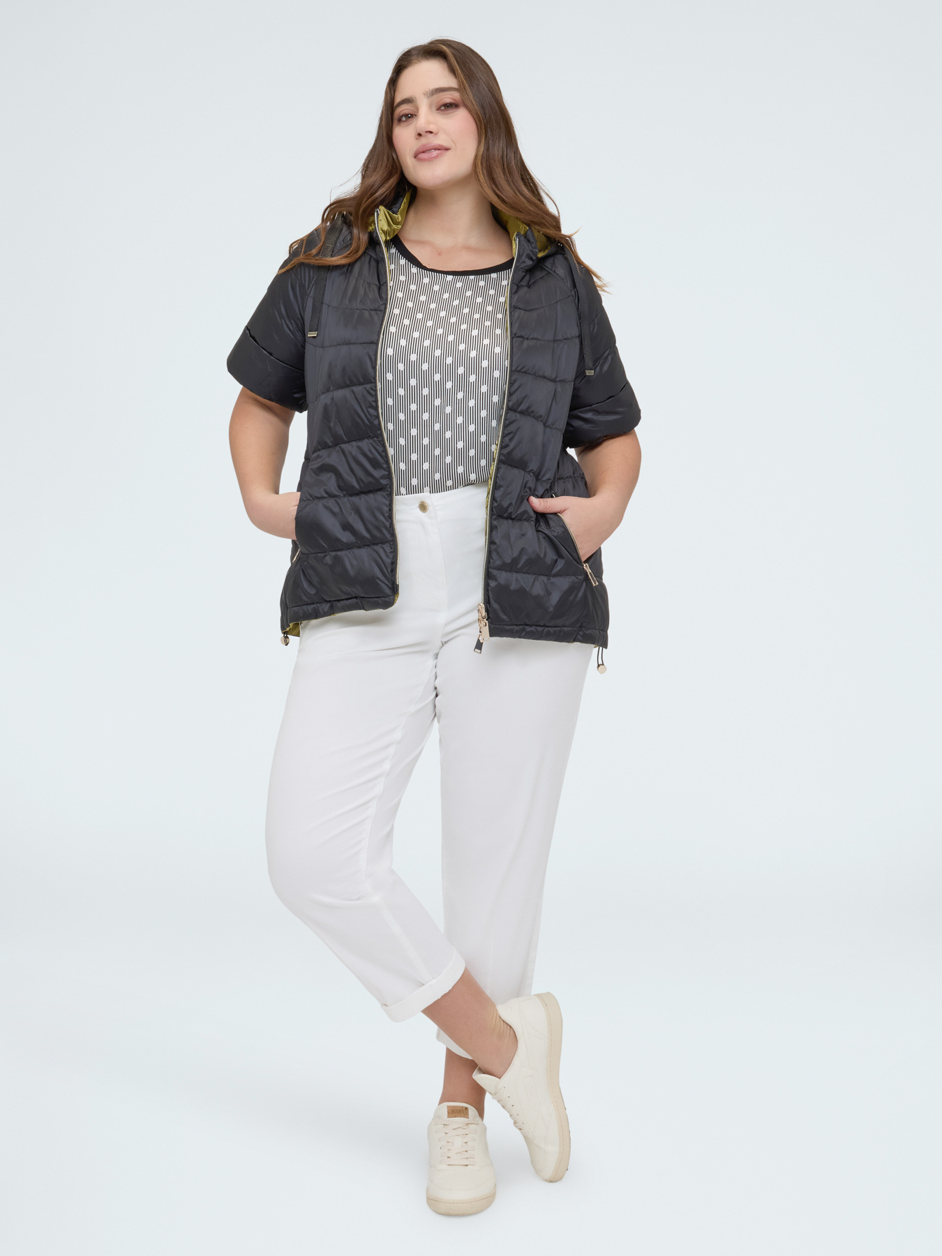 Reversible short-sleeve puffer jacket image number 3