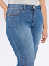 Jeans cropped con applicazioni di strass image number 3