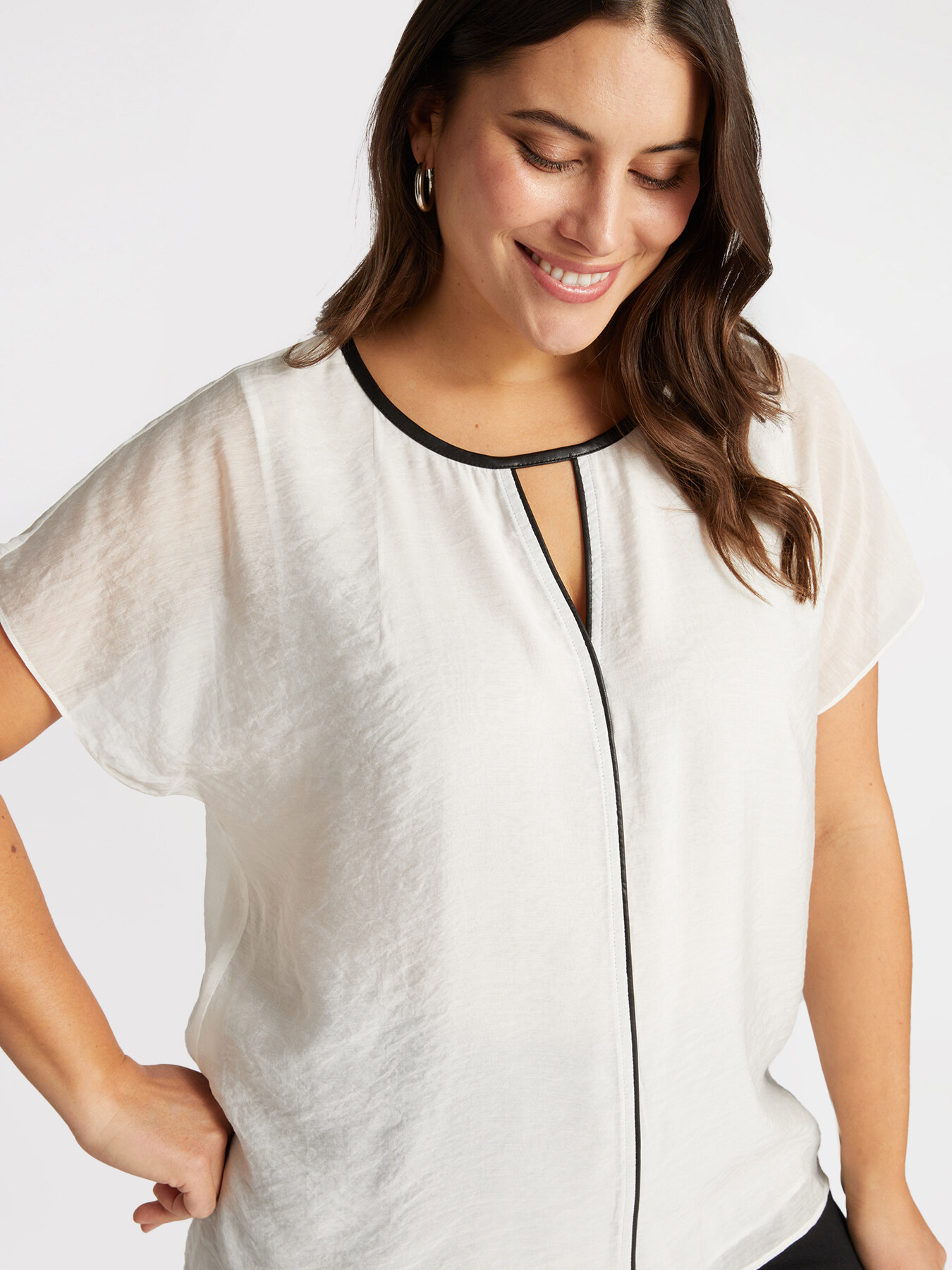 Blouse with black trims and cut-out detail image number 2