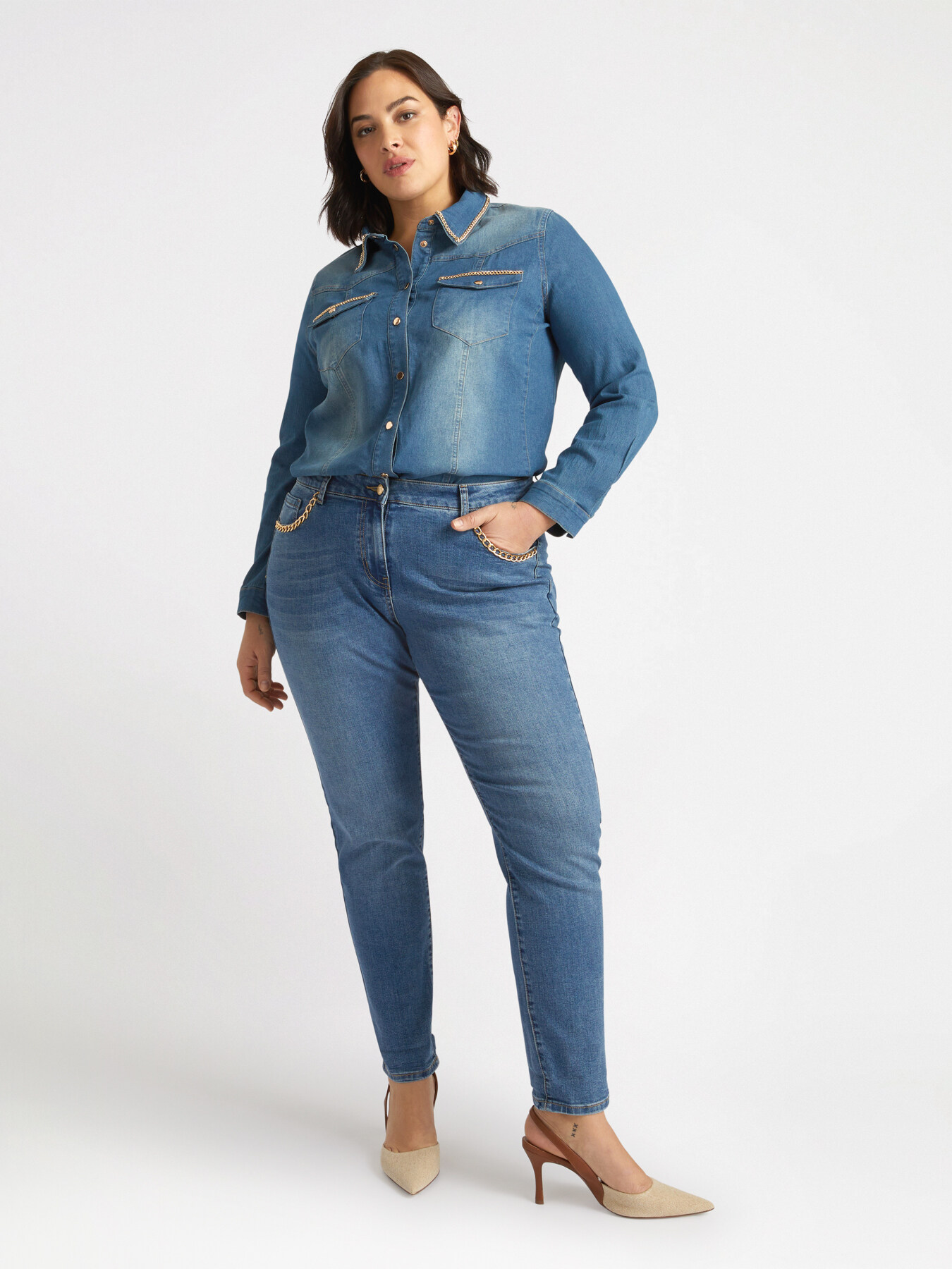 Girl-fit jeans with chain detail image number 2
