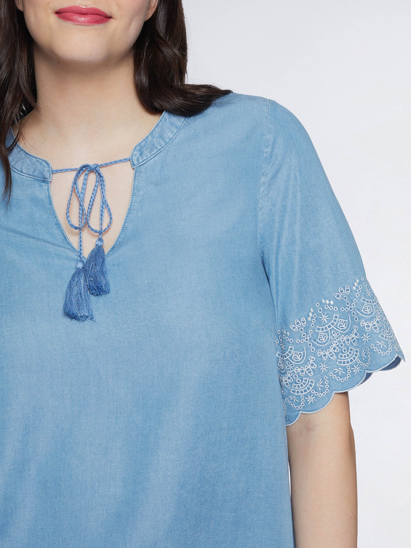 Blouse with strings and lace trims image number 3