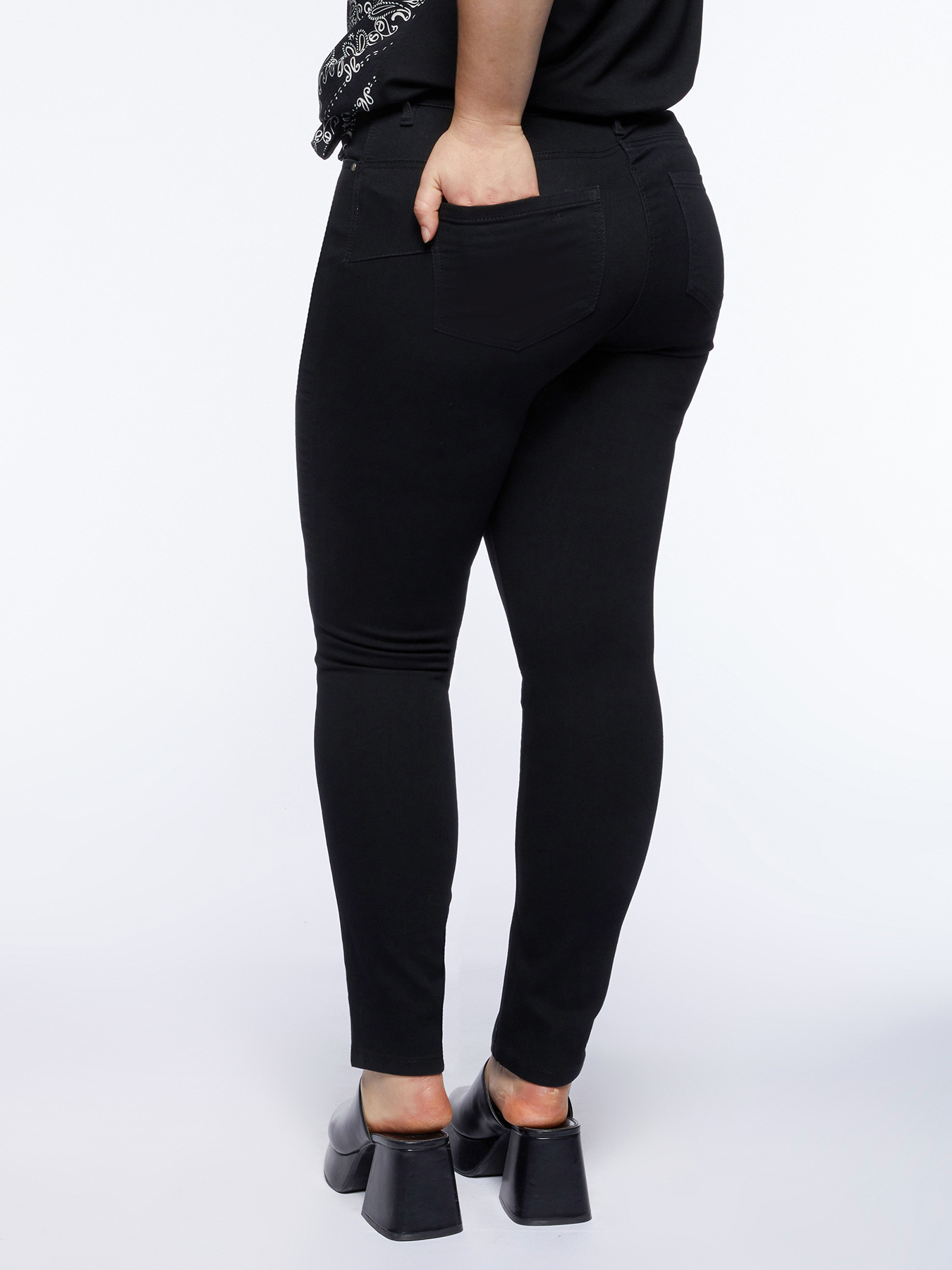 Vaqueros skinny push up modelo Giada image number 1