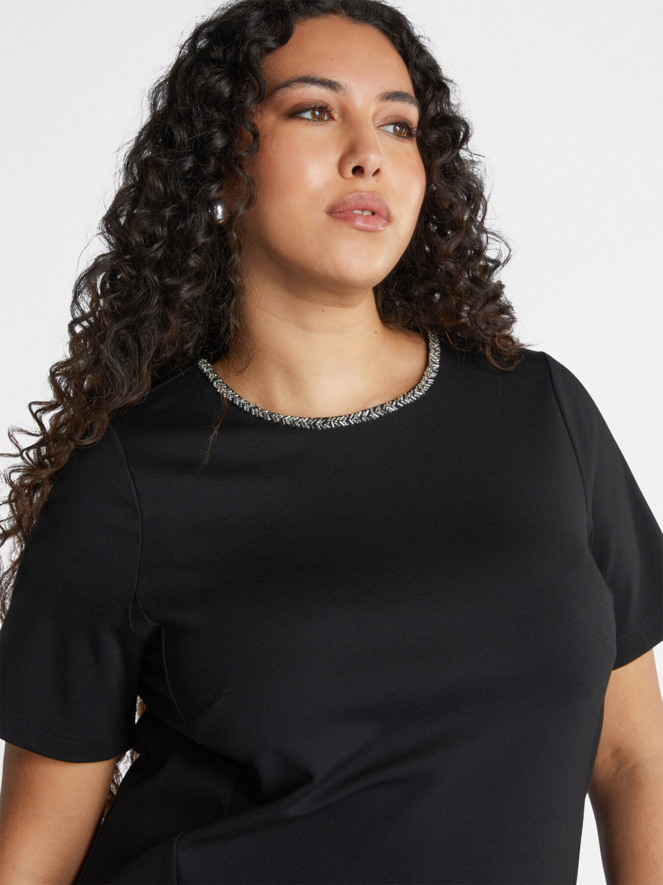 Kurzes Kleid mit besticktem Ausschnitt image number 2