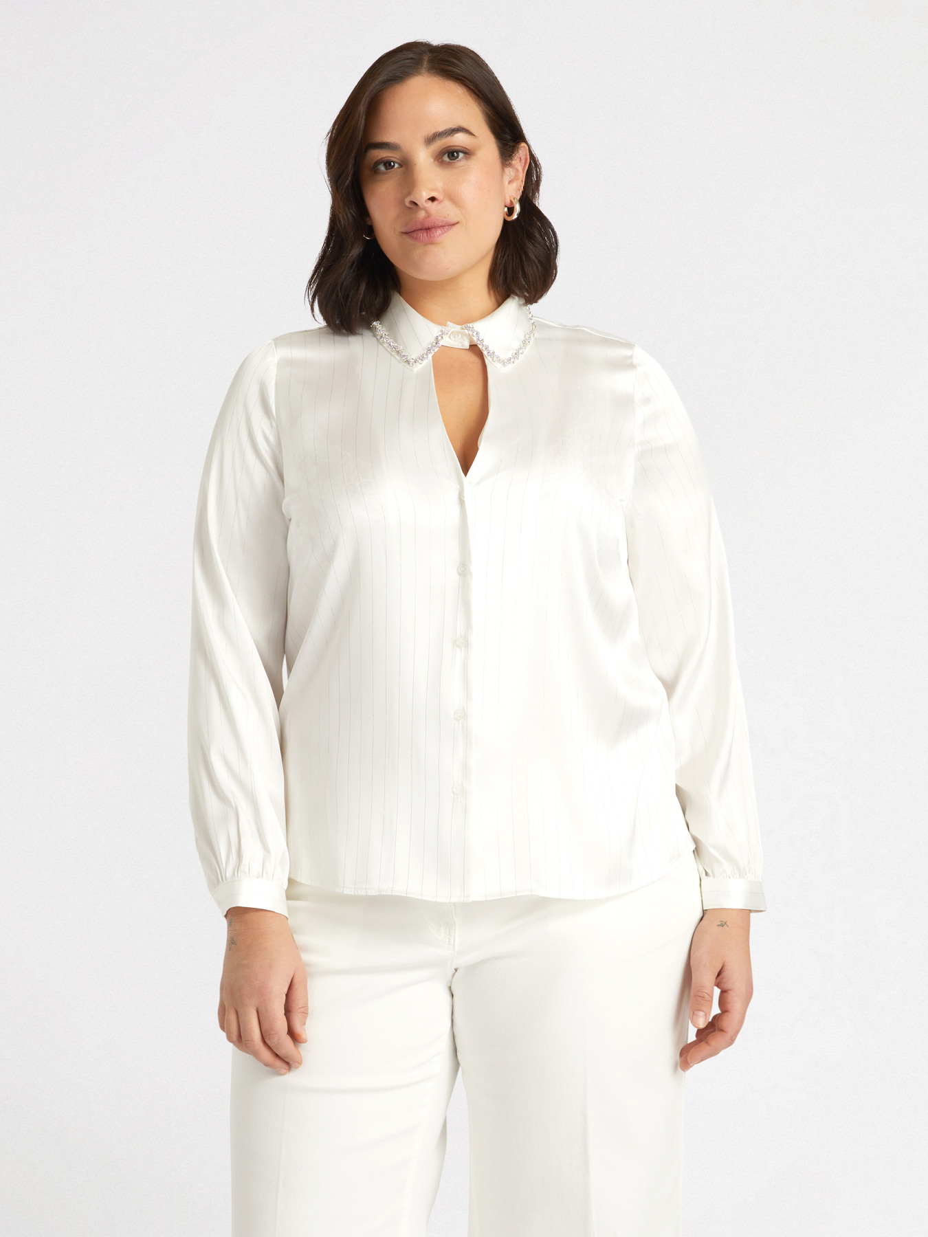 Chemise avec une d&eacute;coupe en forme de goutte et col brod&eacute; image number 0