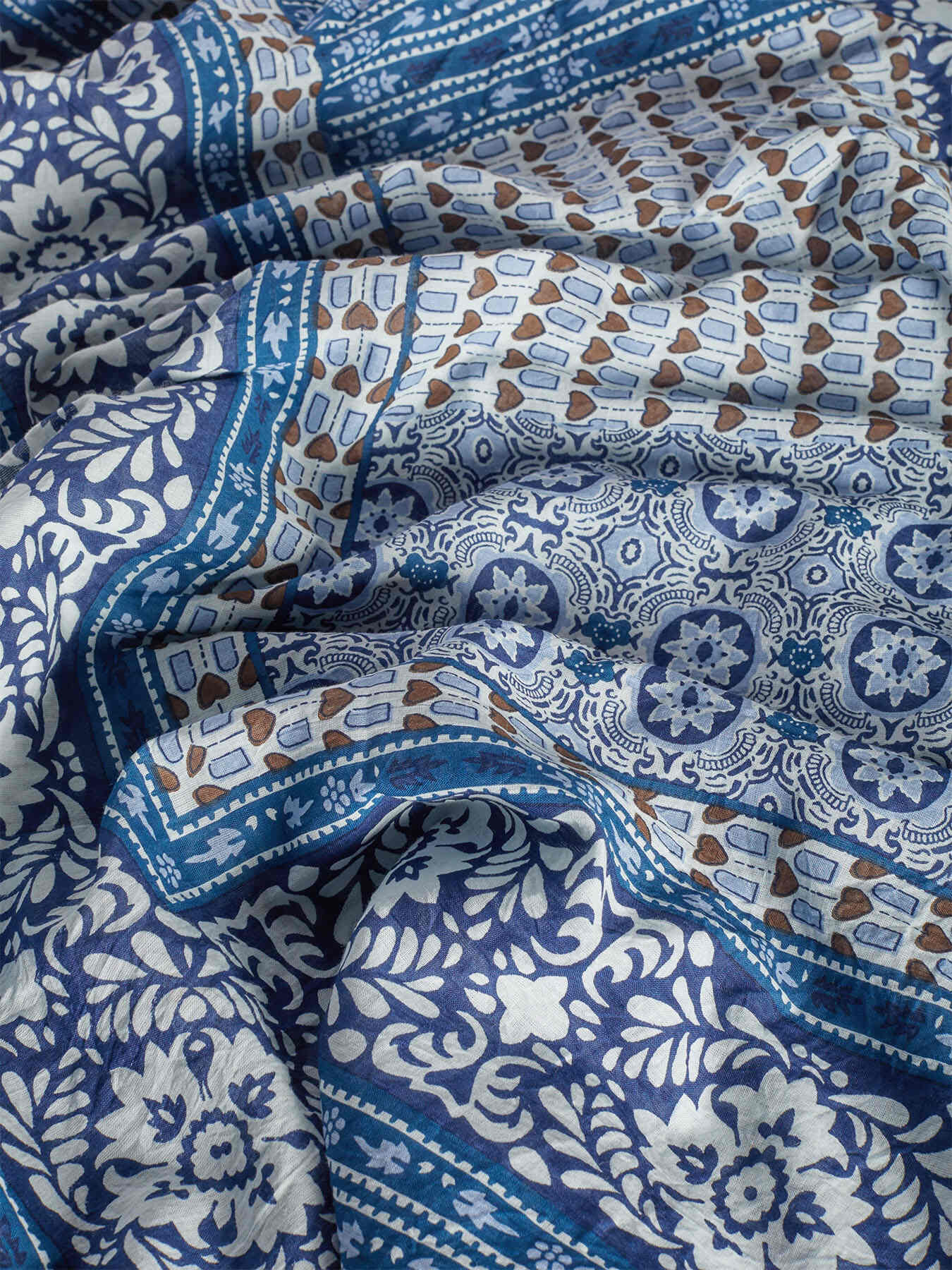 Fular estampado con borlas peque&ntilde;as image number 1