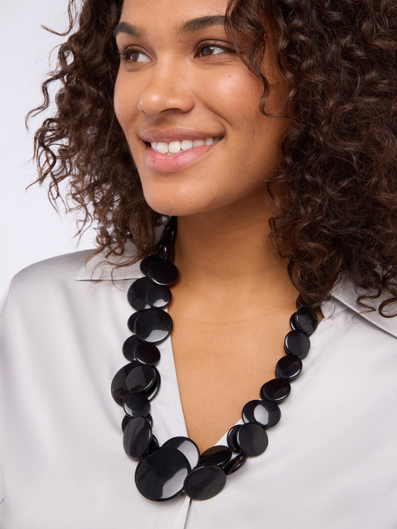 Collar con colgantes circulares