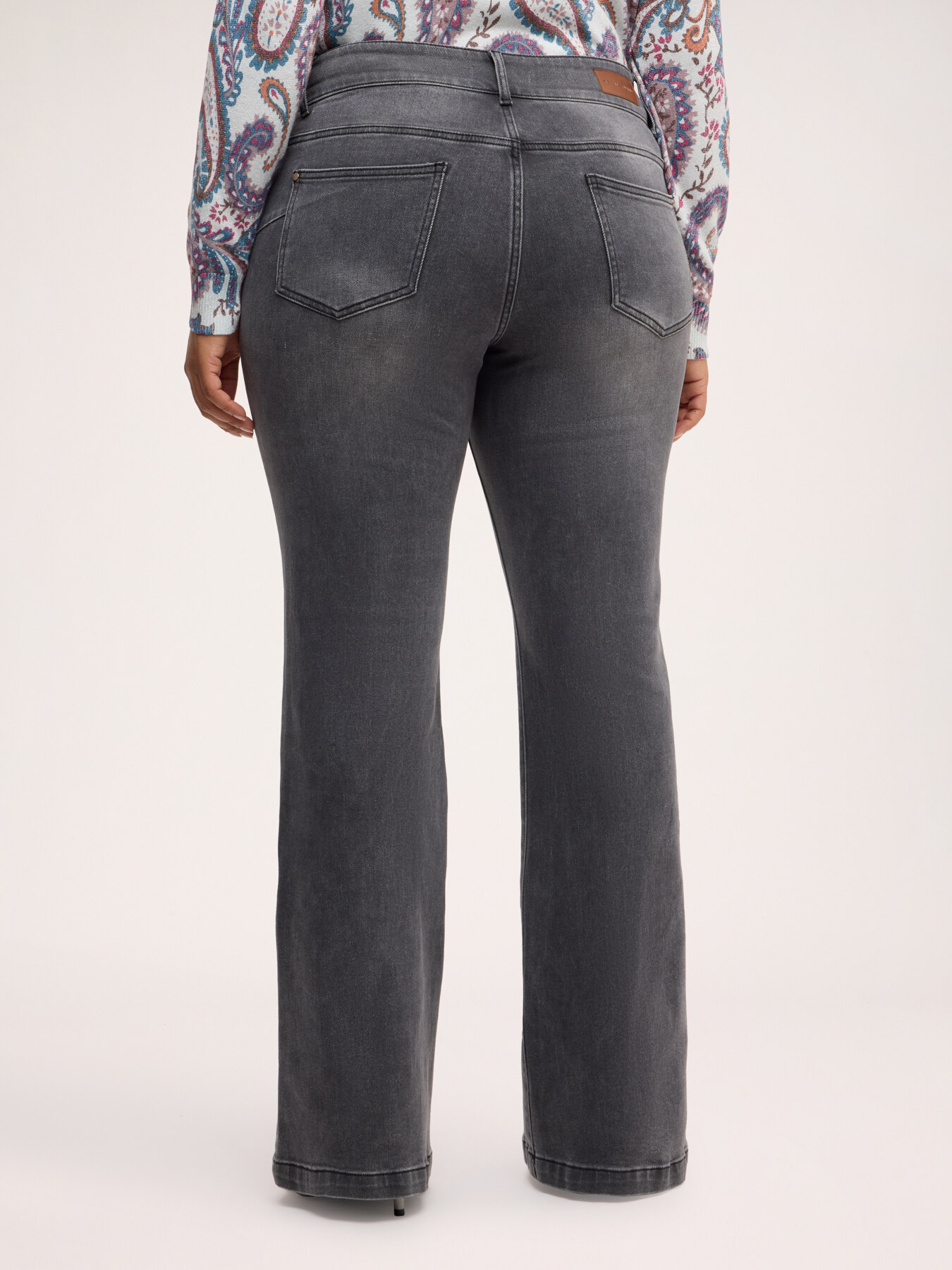 Jean Flare avec foulard image number 1
