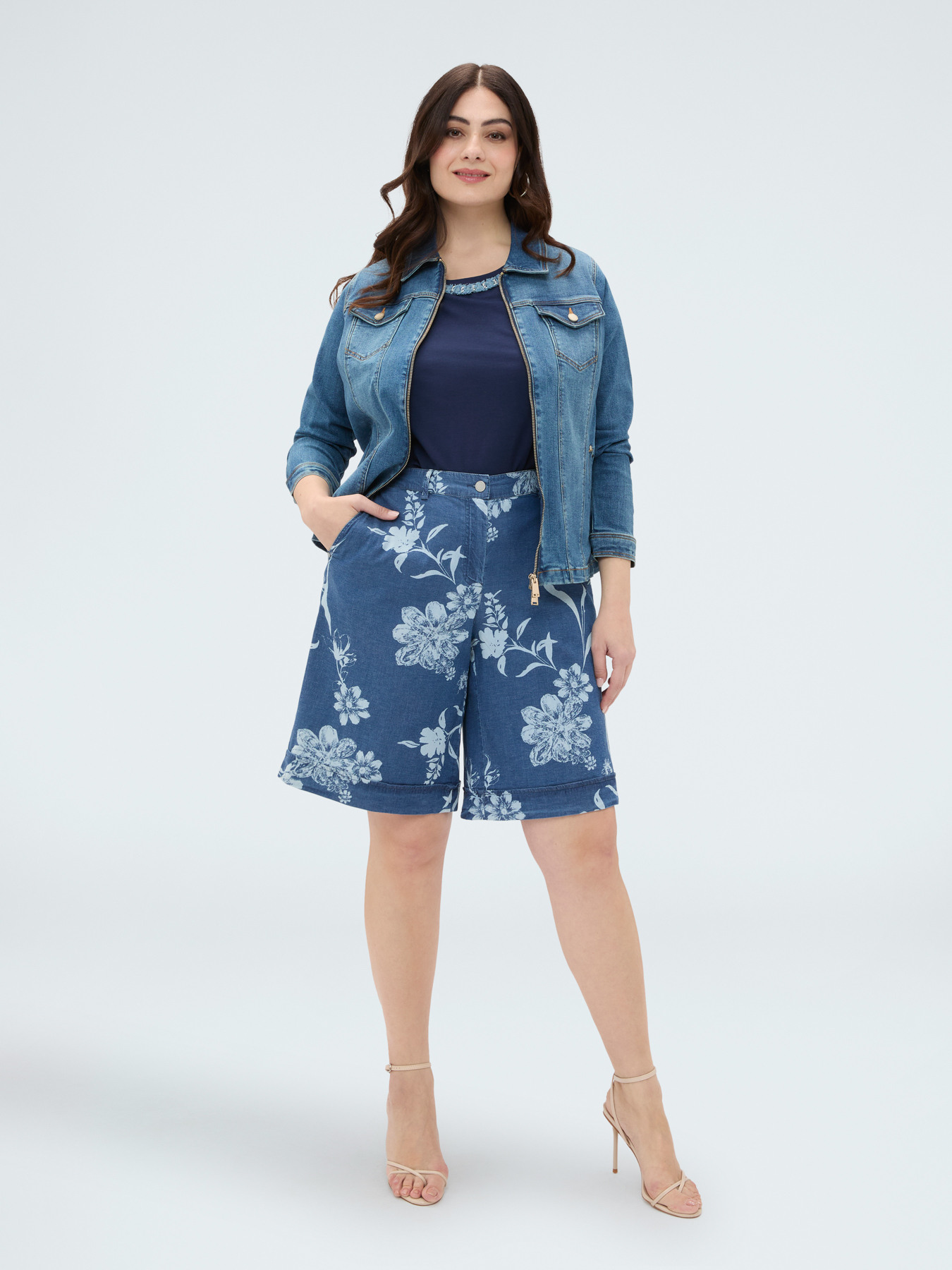 Bermuda en denim avec imprim&eacute; feuillage d&eacute;lav&eacute; image number 3
