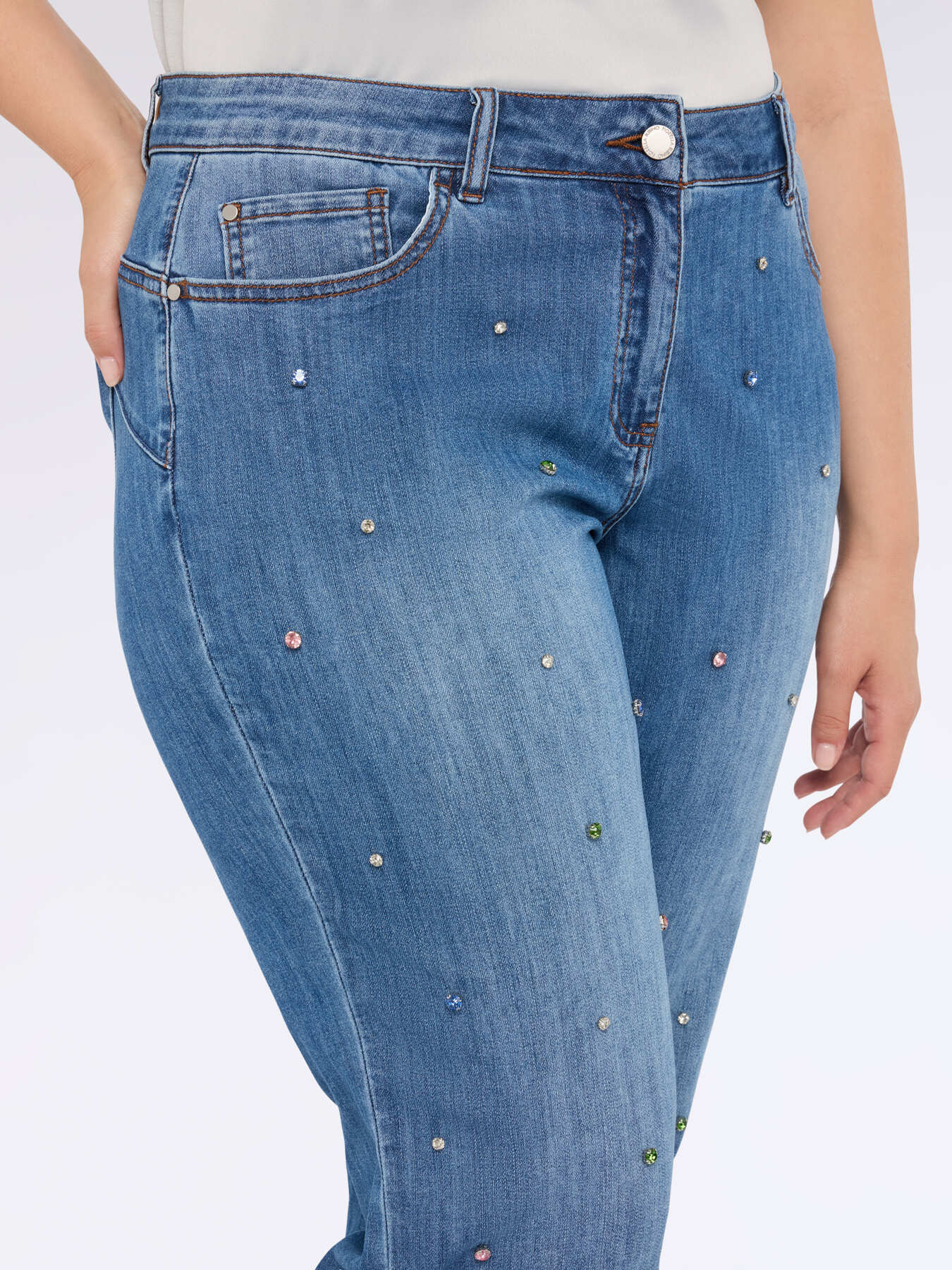 Cropped jeans with rhinestone appliqués image number 3