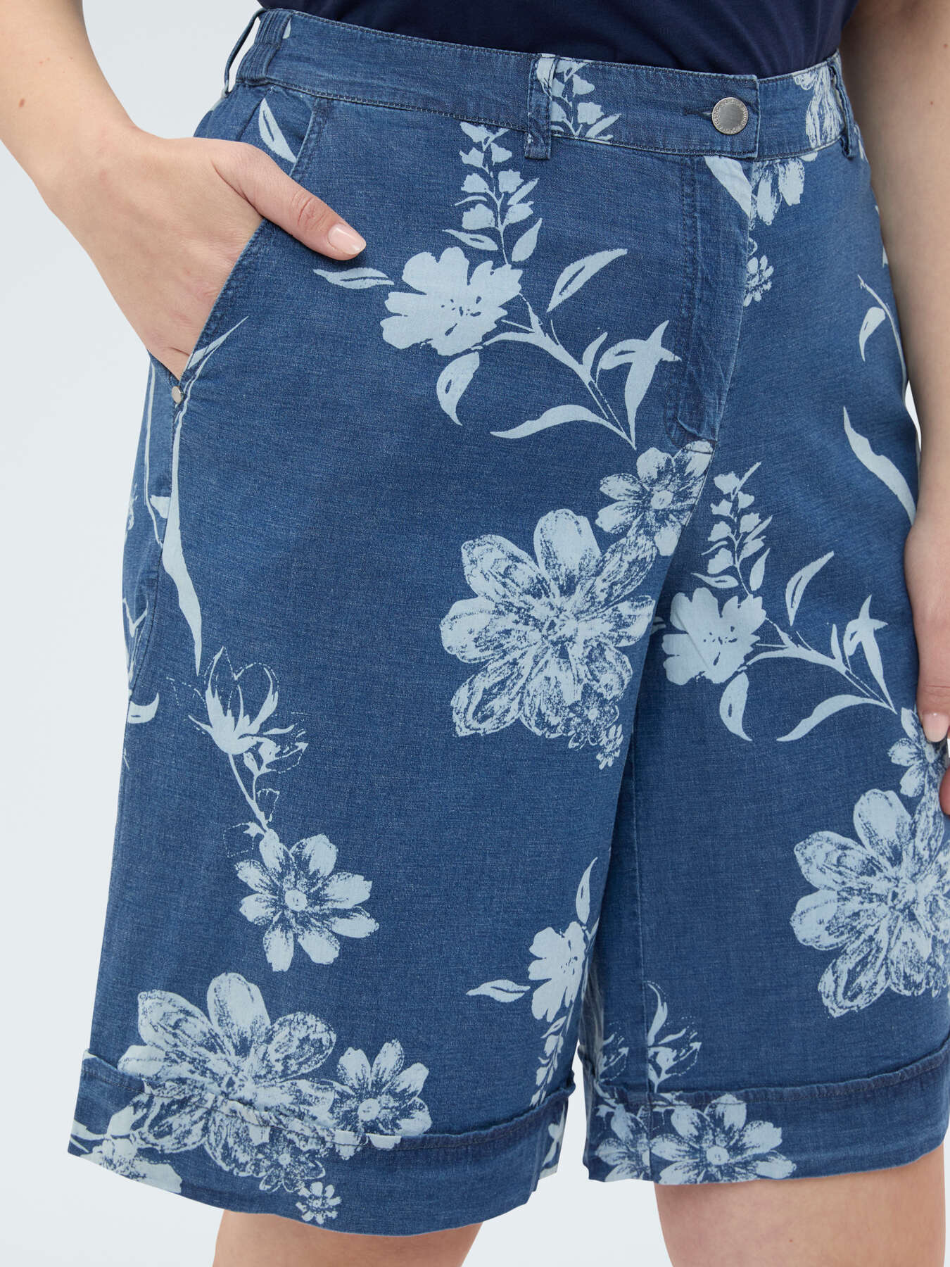 Bermuda in denim con stampa foliage delav&eacute; image number 2