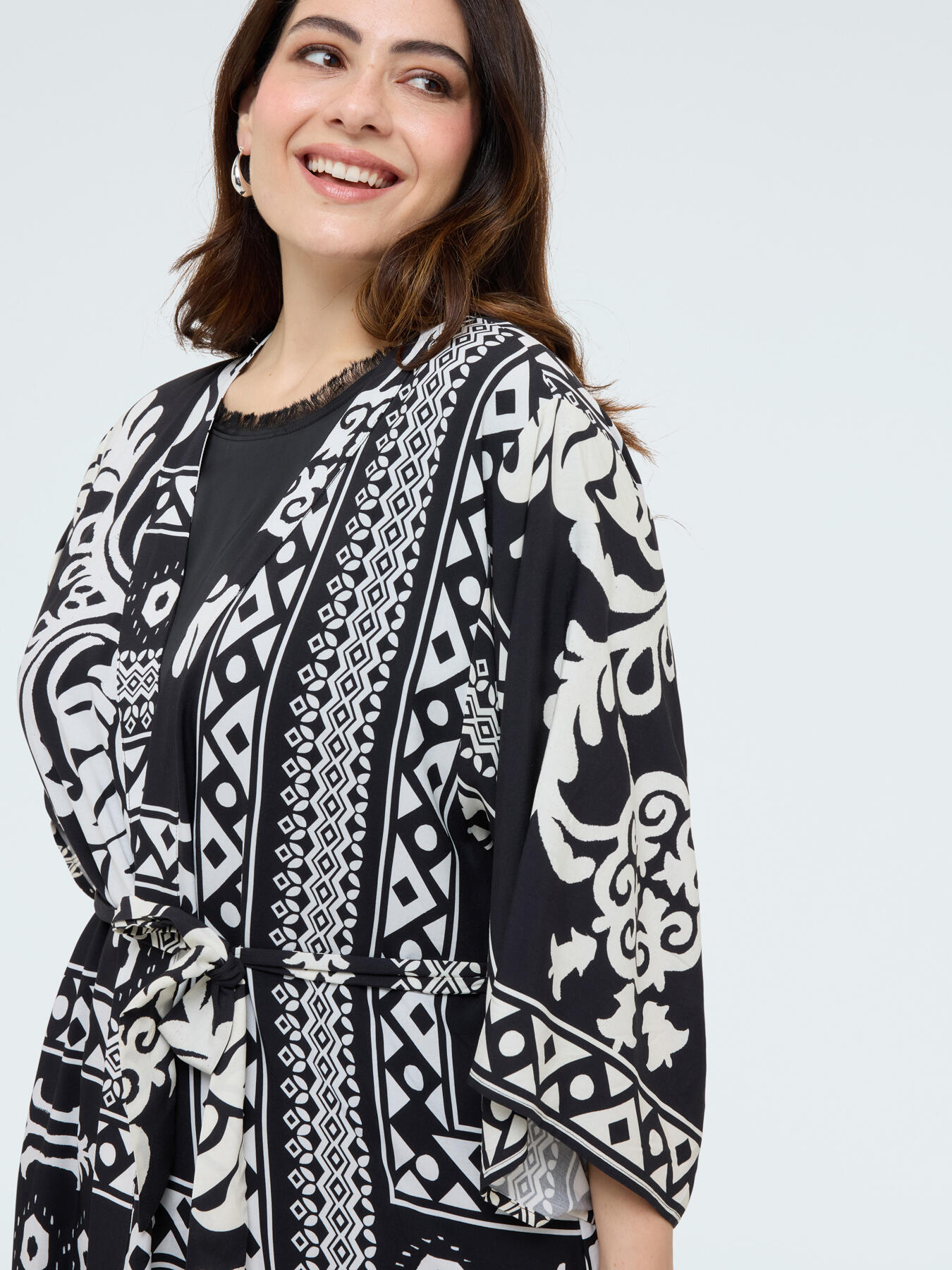 Caftan avec imprim&eacute; black and white image number 4