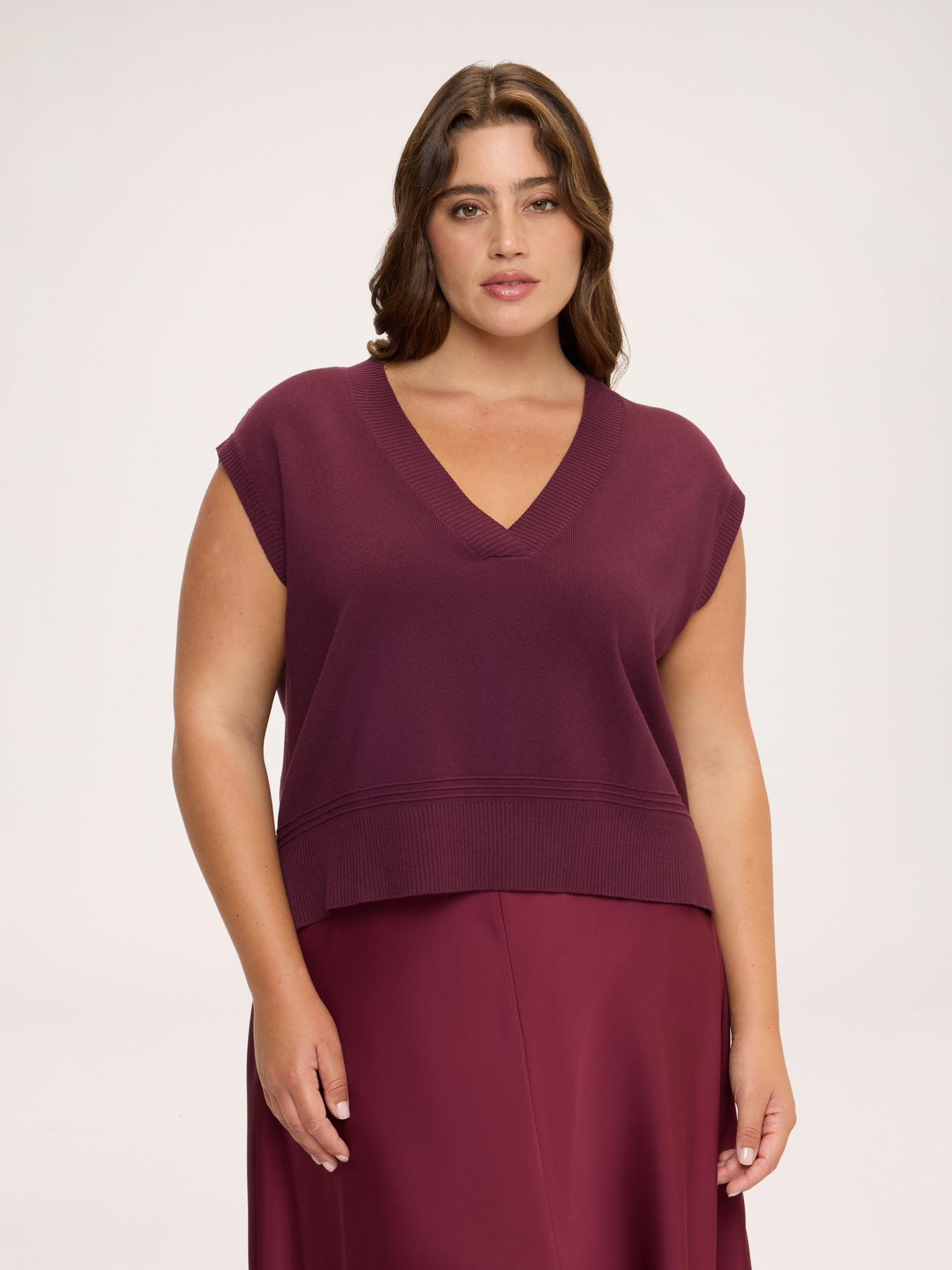 Fine knit V-neck vest image number 0