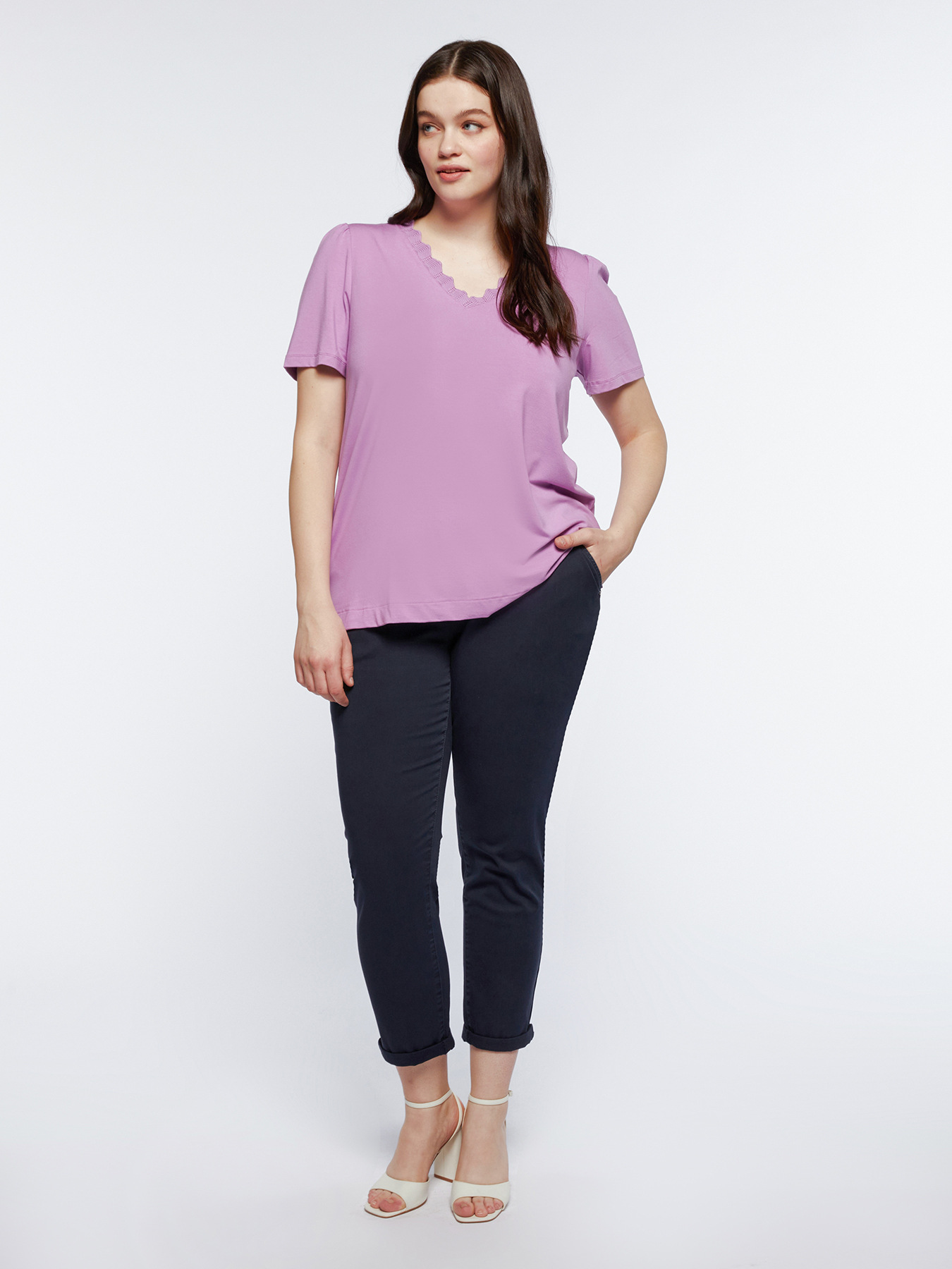 T-shirt avec bord brod&eacute; image number 2