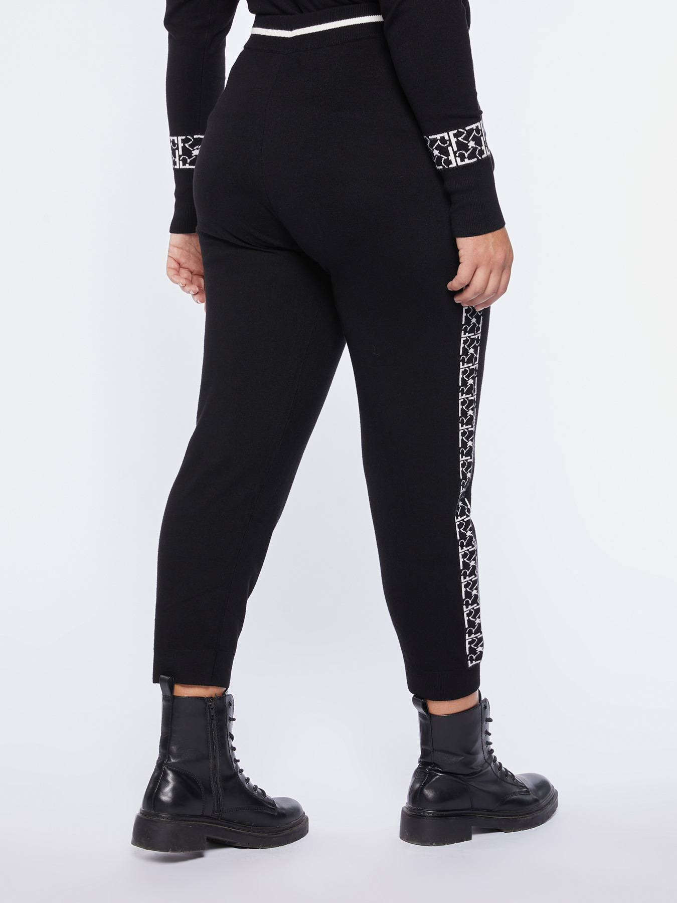 Pantaloni in maglia con loghi image number 2