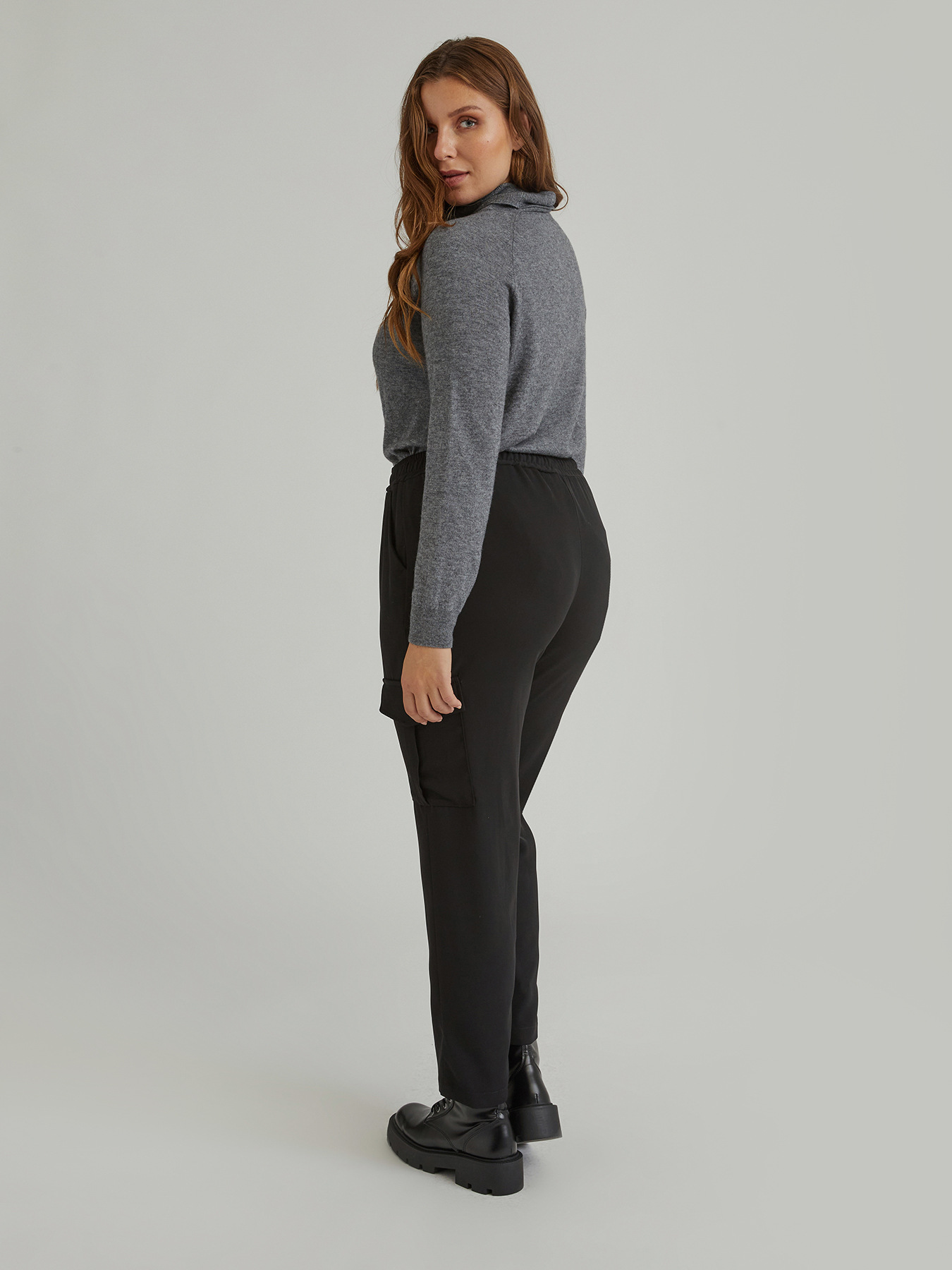 Pantalon cargo en tissu cr&ecirc;pe image number 1