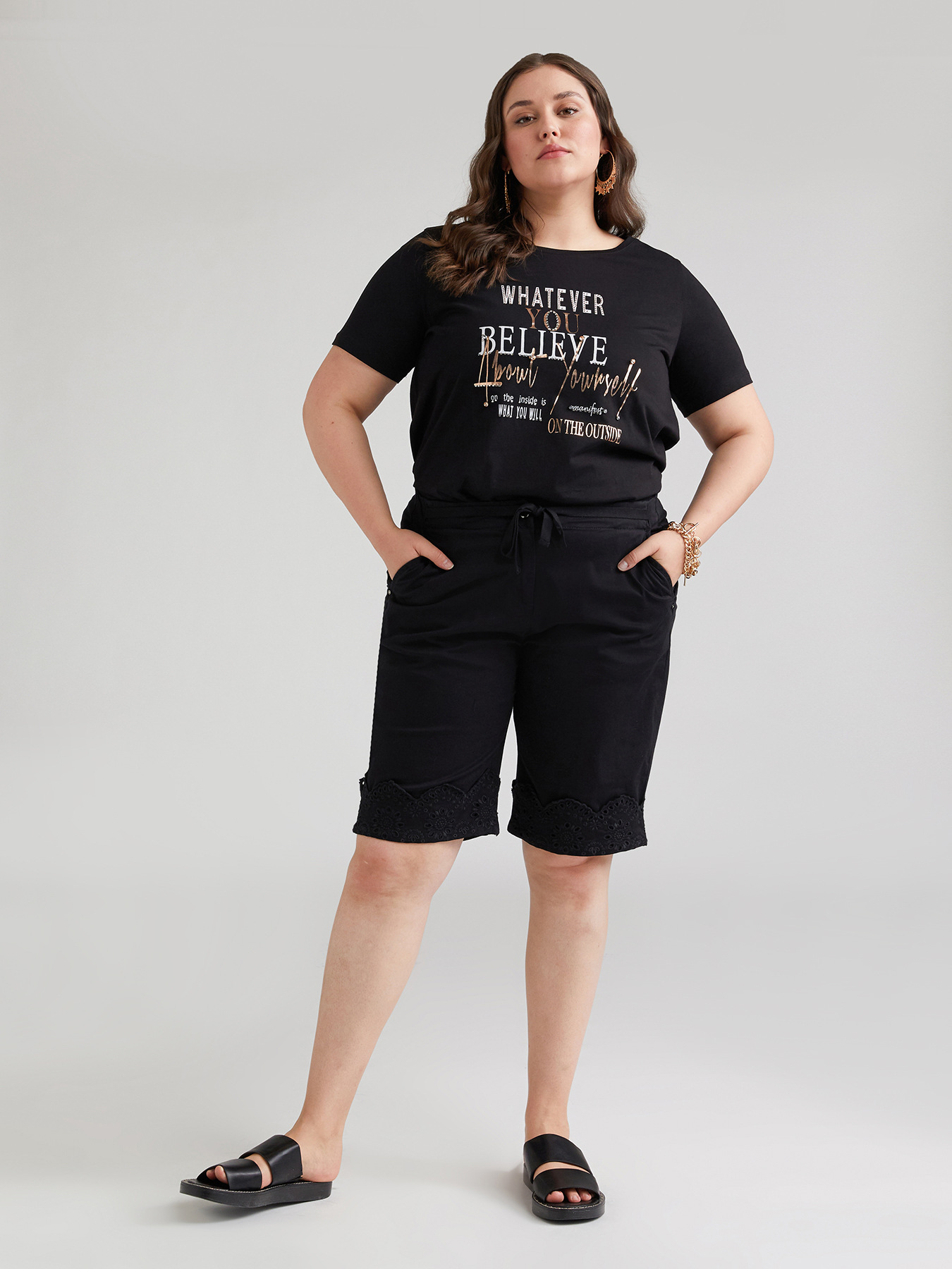 Kurze Hose mit St. Galler Stickerei image number 0