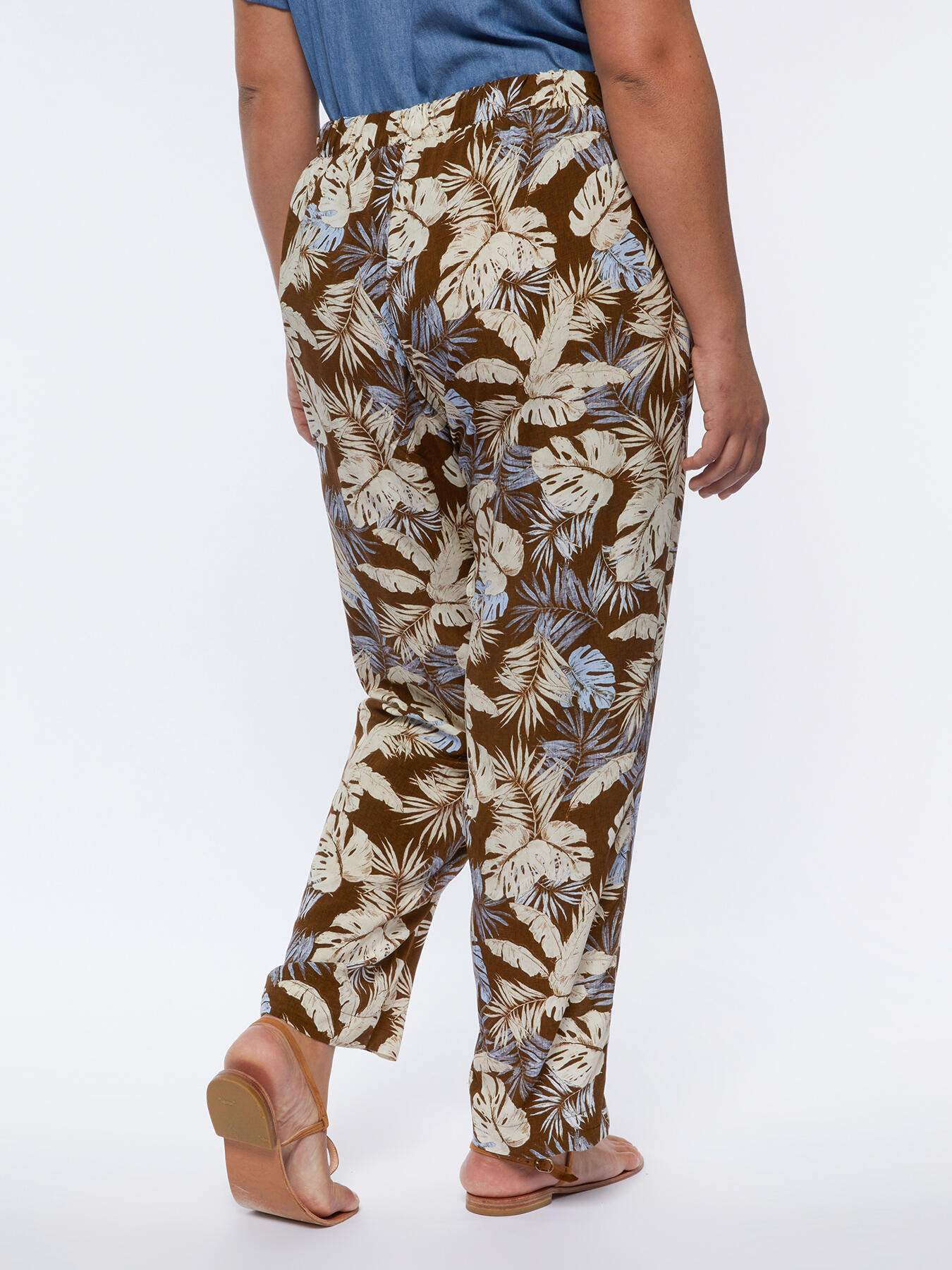 Pantalones con estampado de hojas image number 1