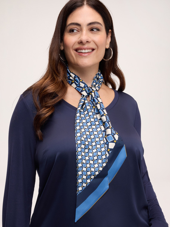 Foulard &agrave; imprim&eacute; g&eacute;om&eacute;trique et bordure ray&eacute;e