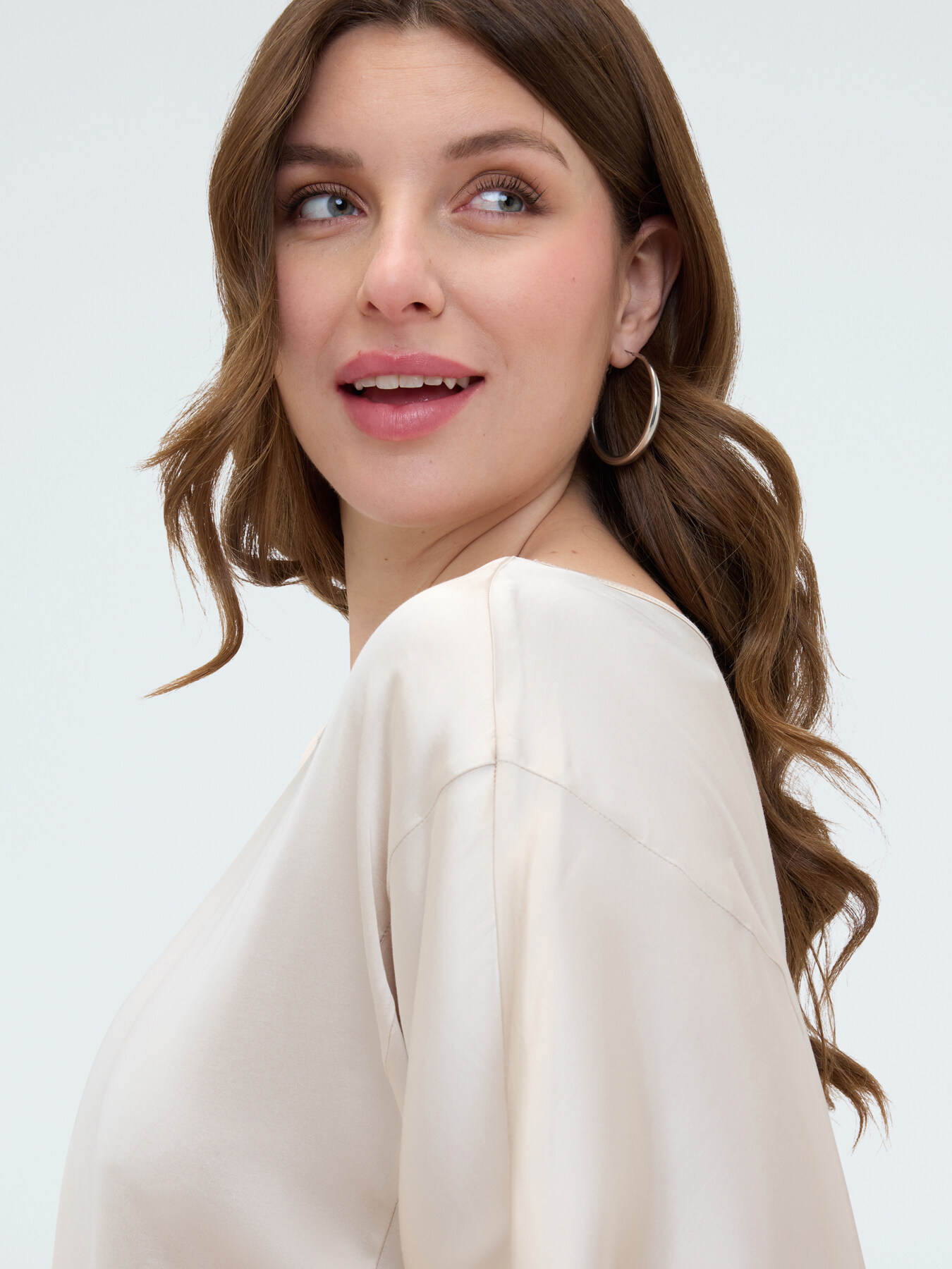 Bluse aus Satin mit Carr&eacute;-Ausschnitt image number 1