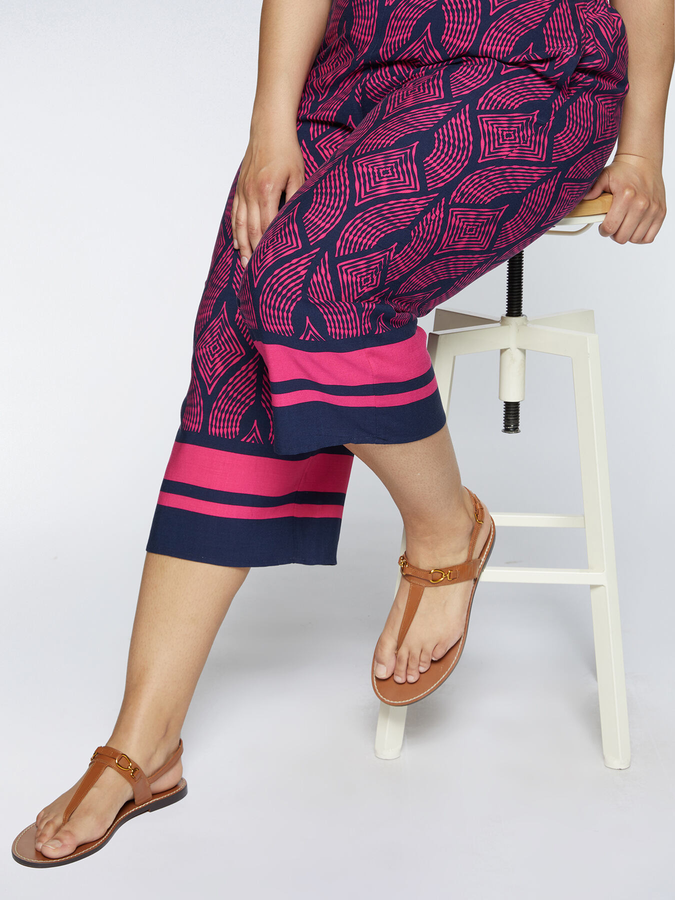 ECOVERO&trade; viscose printed trousers image number 2