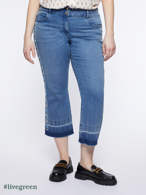 Kick-Flare-Jeans mit Bordüren aus Strass