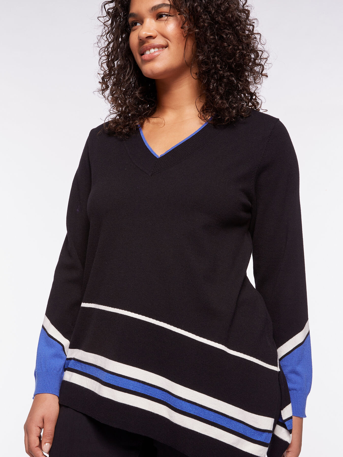 Asymmetrischer Pullover mit Streifen image number 2