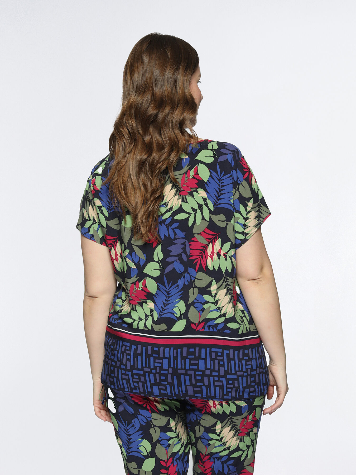 Tropical print ECOVERO&trade; viscose blouse image number 1