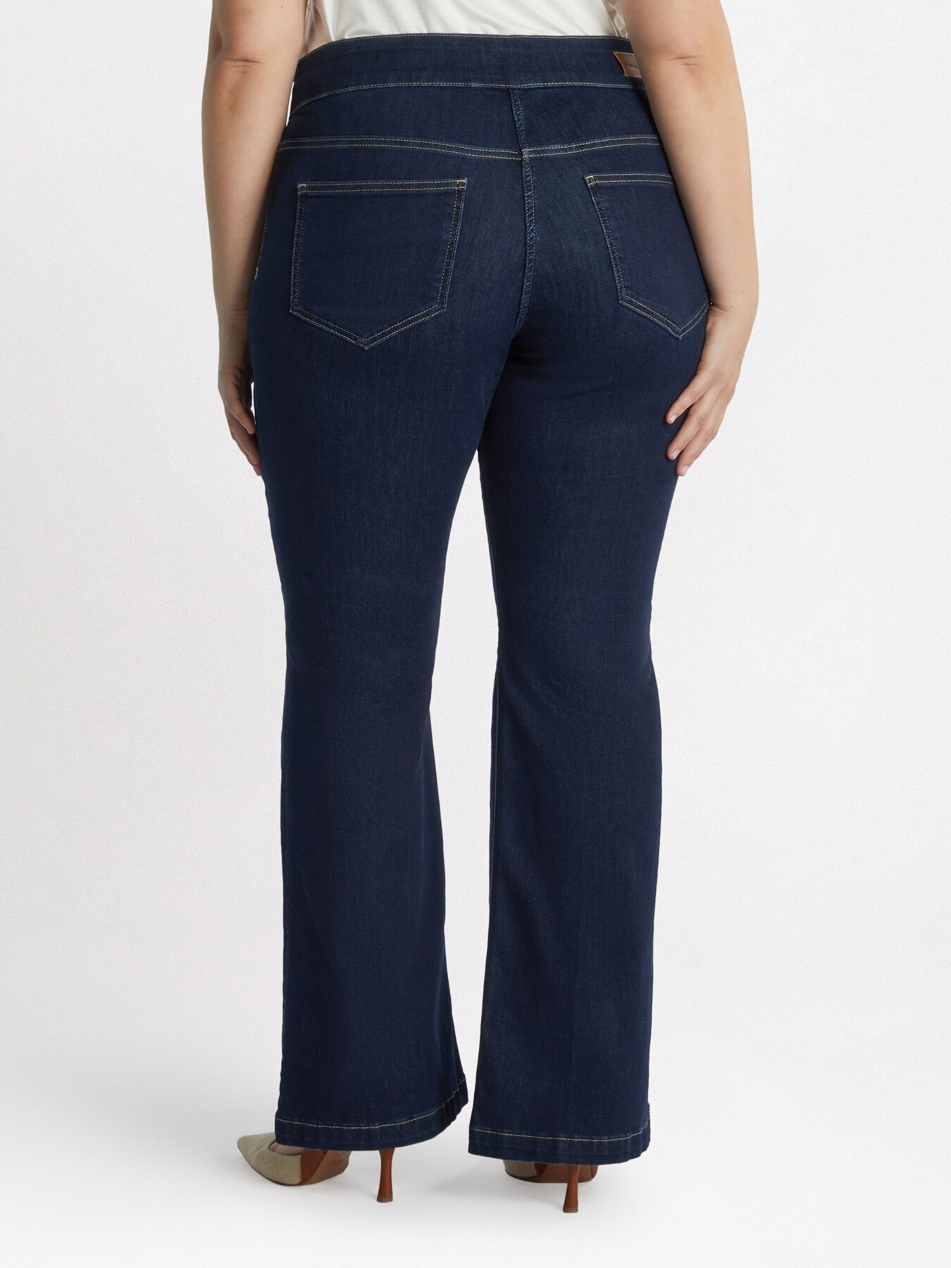 Jeans flare con bottoni davanti image number 1