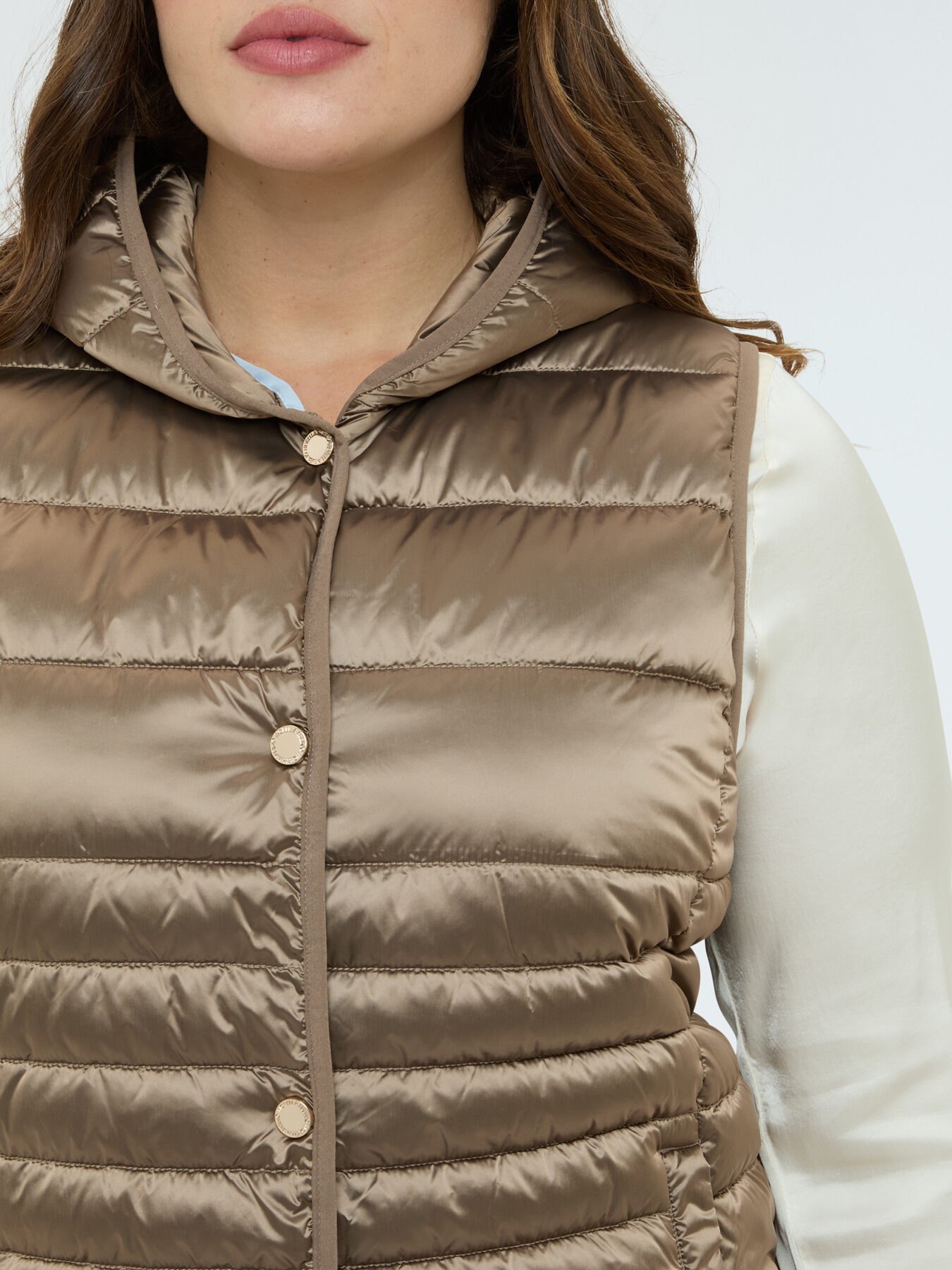 Sleeveless hooded puffer jacket image number 3