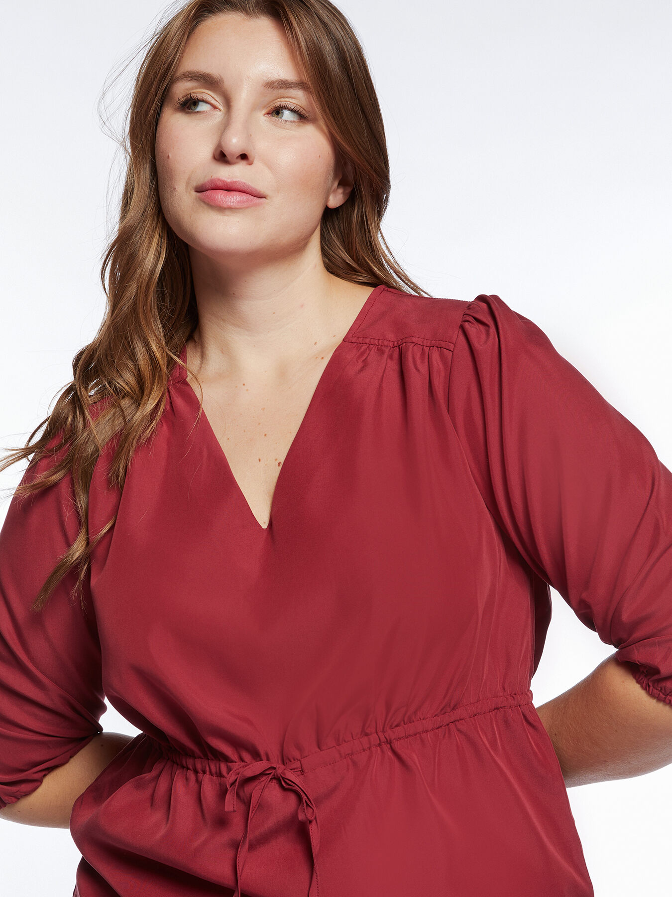 Blusa con escote de pico y jareta image number 2