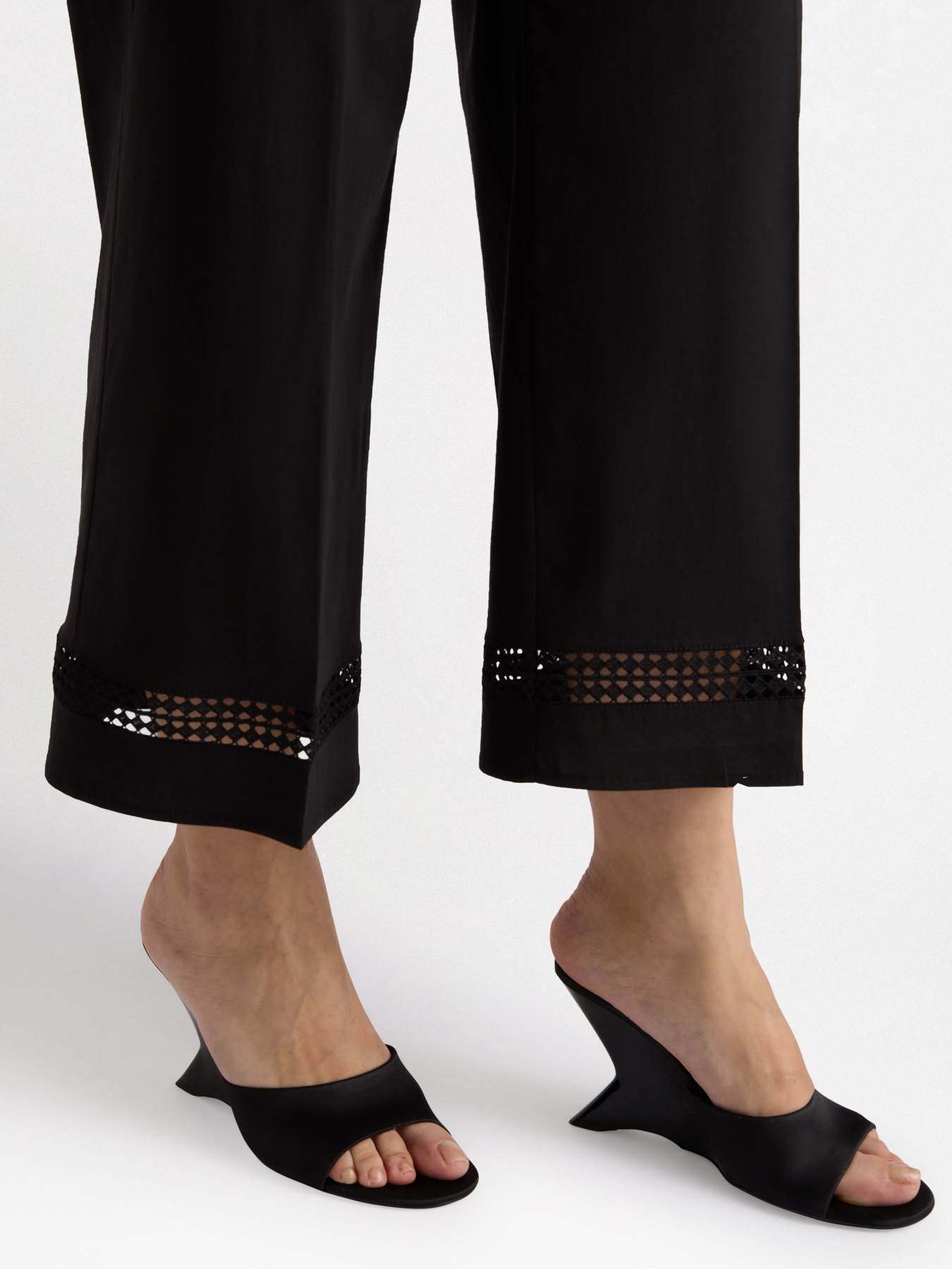 Pantalones cropped con bordados en el bajo image number 3