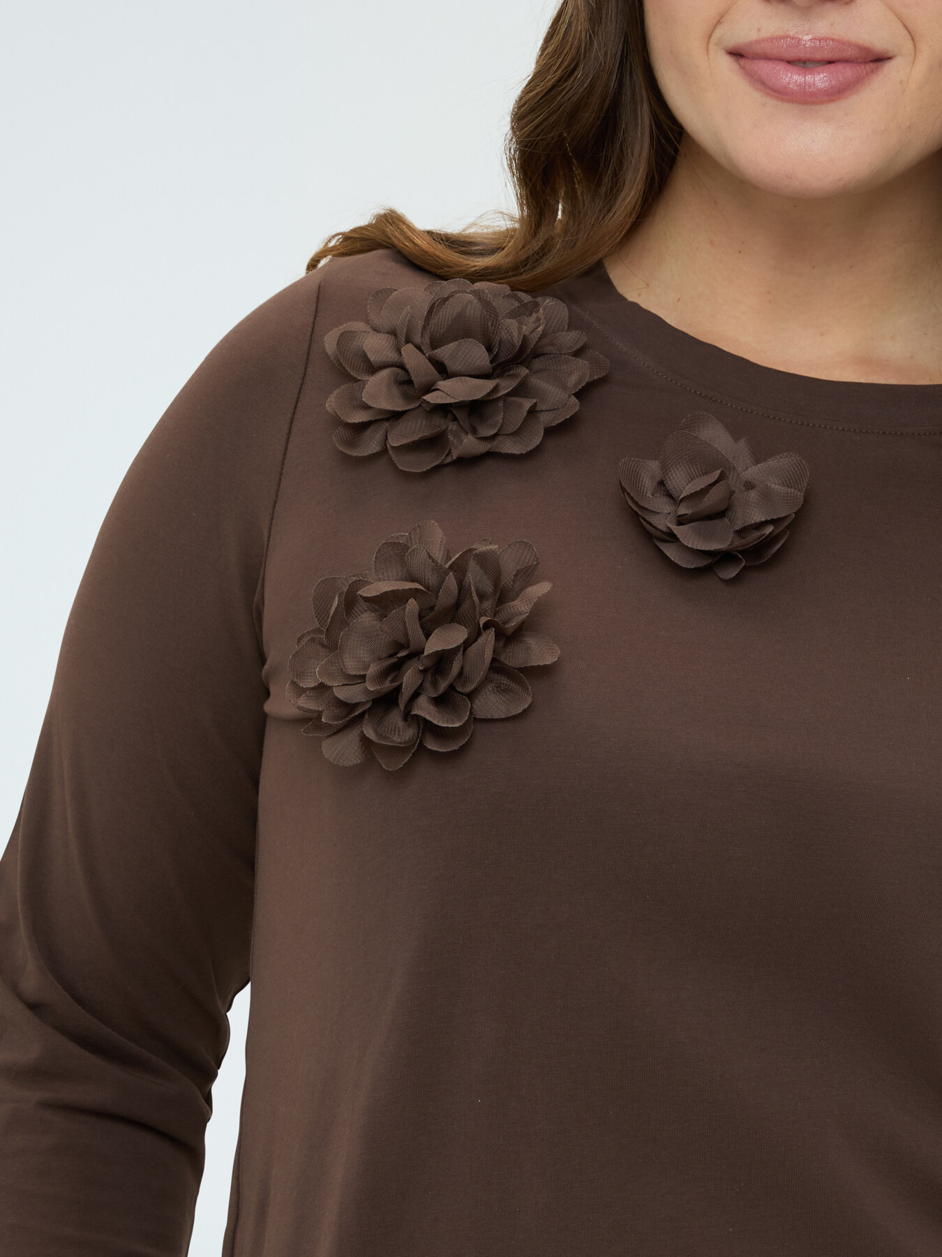 Jersey t-shirt with floral appliqu&eacute;s image number 3