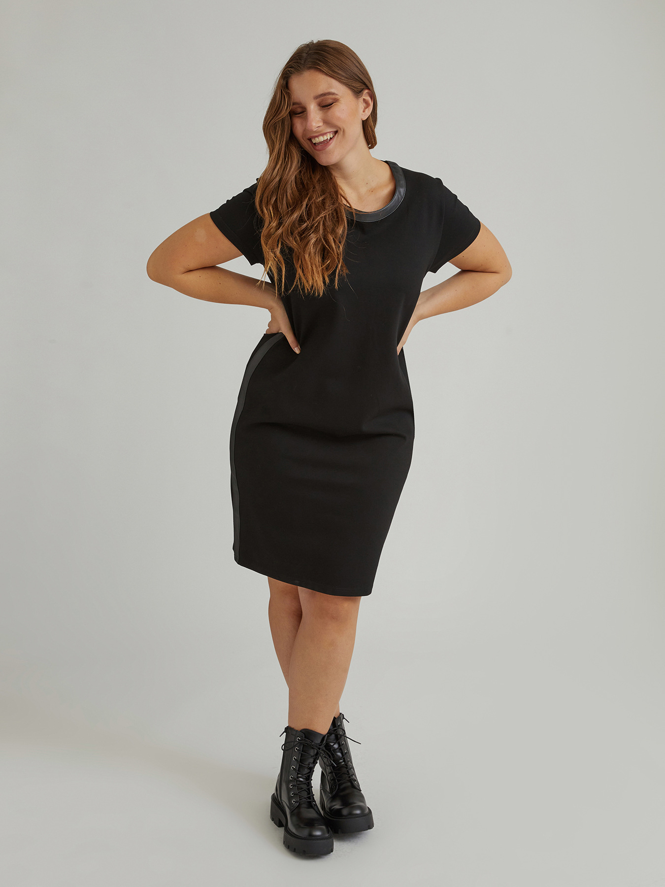 Kleid mit Bord&uuml;ren aus Lederimitat image number 0