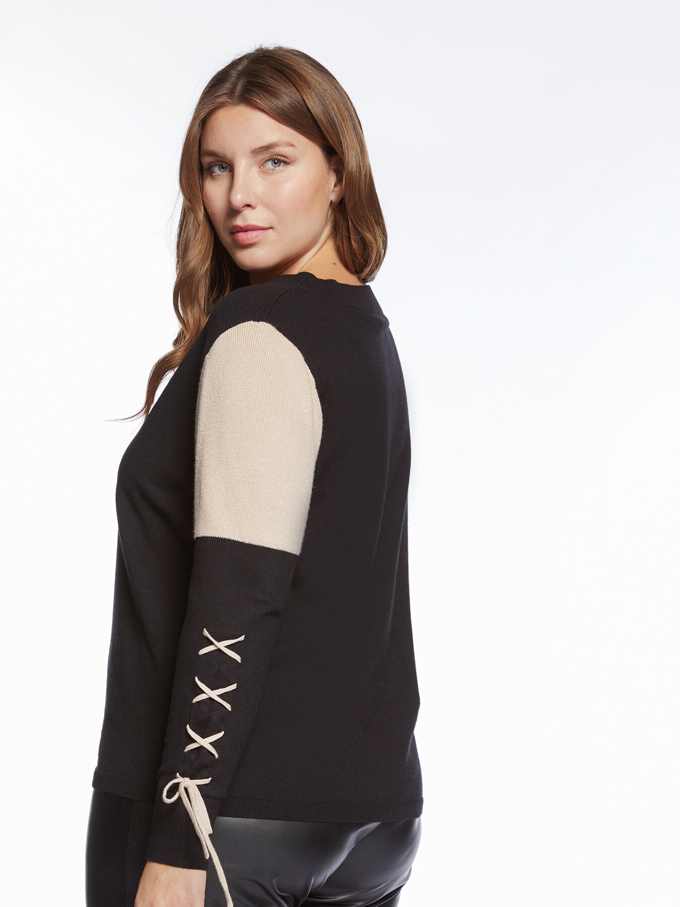 Two-tone sweater with strings image number 2