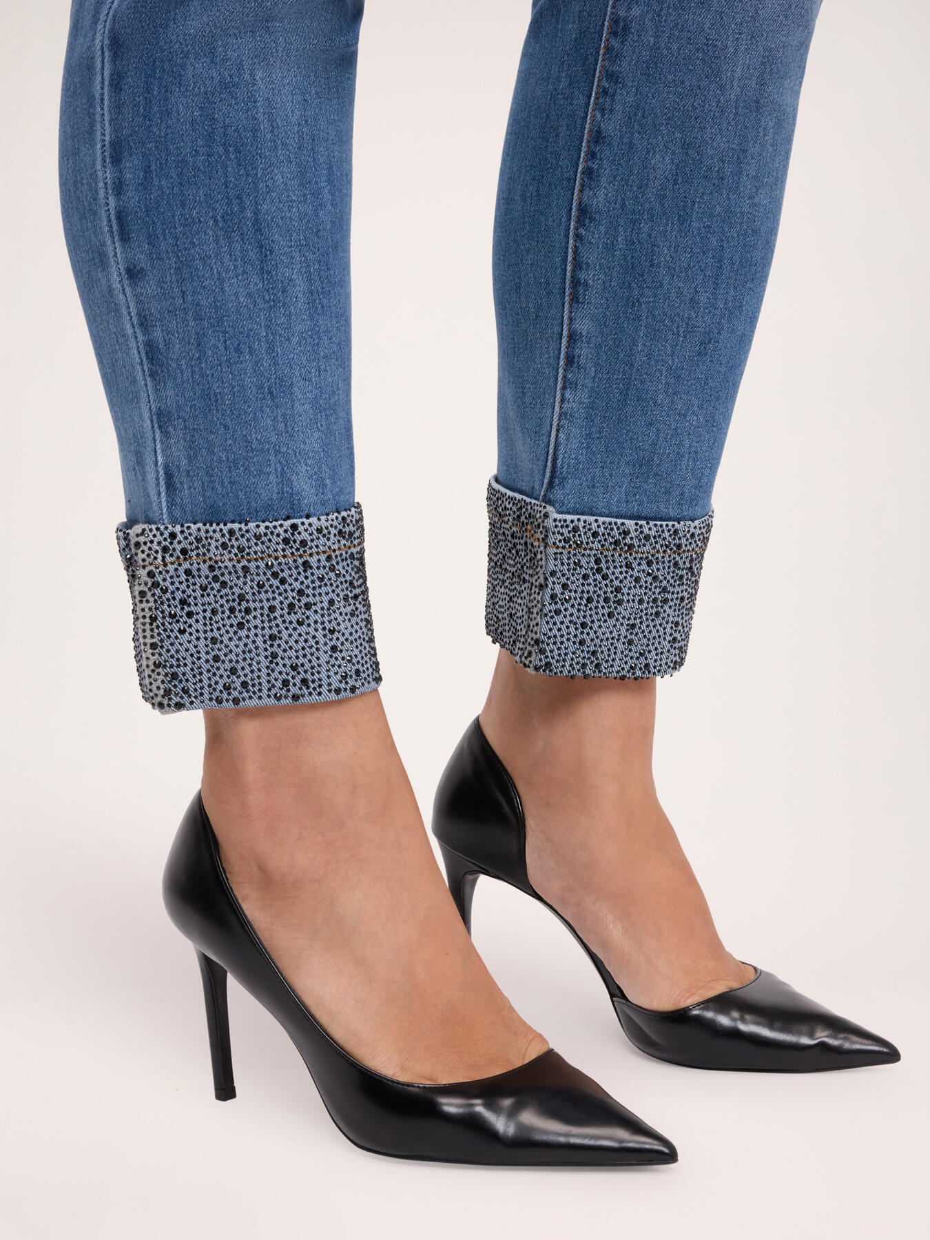 Skinny jeans with rhinestone-embellished cuffs image number 3