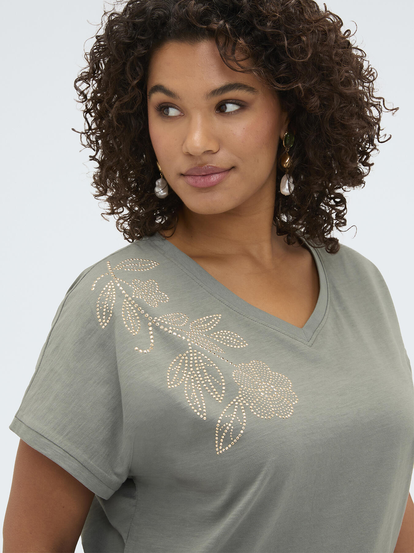 Cotton t-shirt with floral appliqu&eacute; image number 3