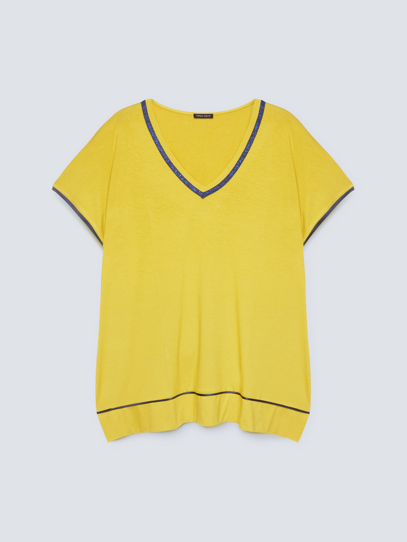 T-shirt with contrasting borders image number 4