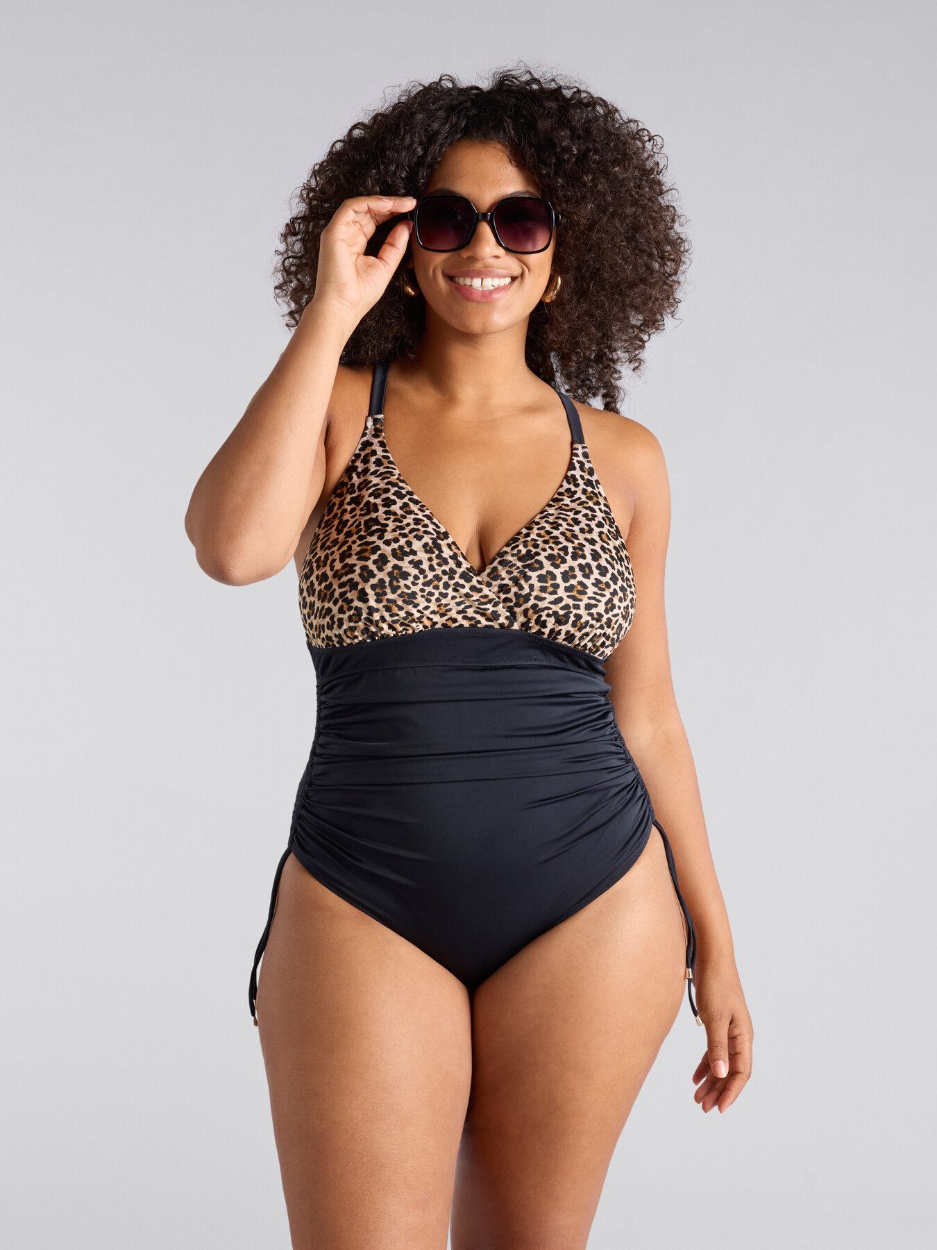 Maillot de bain une pi&egrave;ce gainant le ventre &agrave; pois image number 1