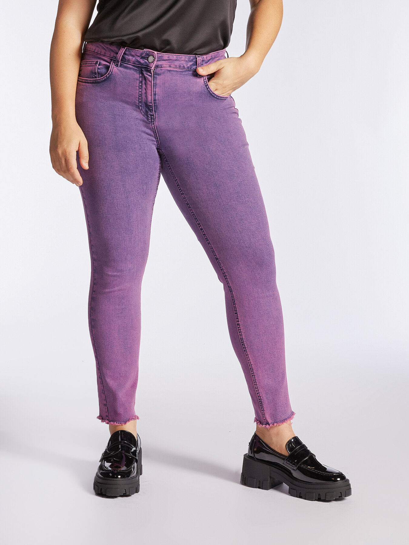 Jeans skinny con frange al fondo image number 2