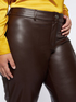 Pantalones cropped de piel sintética image number 3