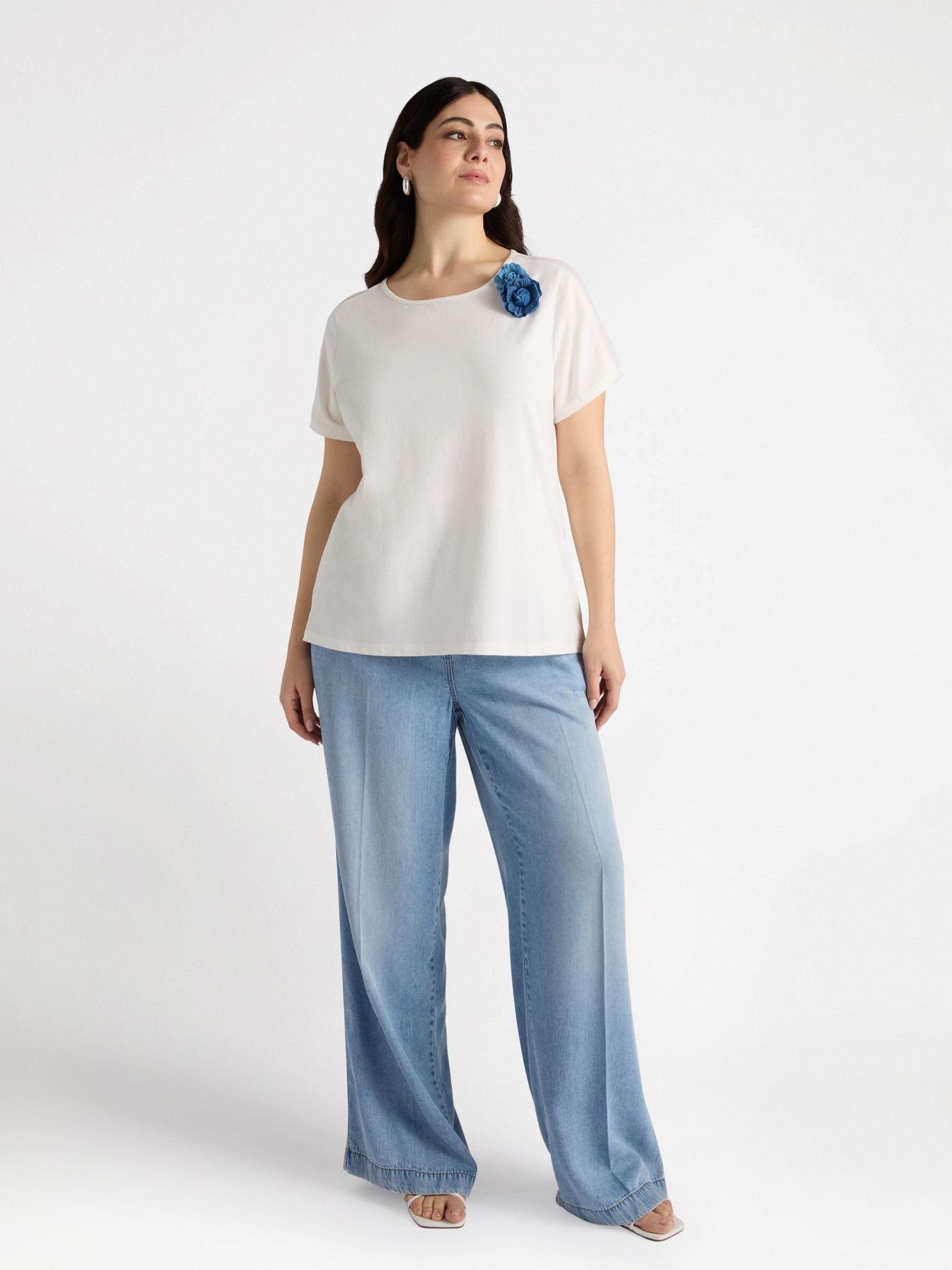 T-shirt con spille a fiori image number 0