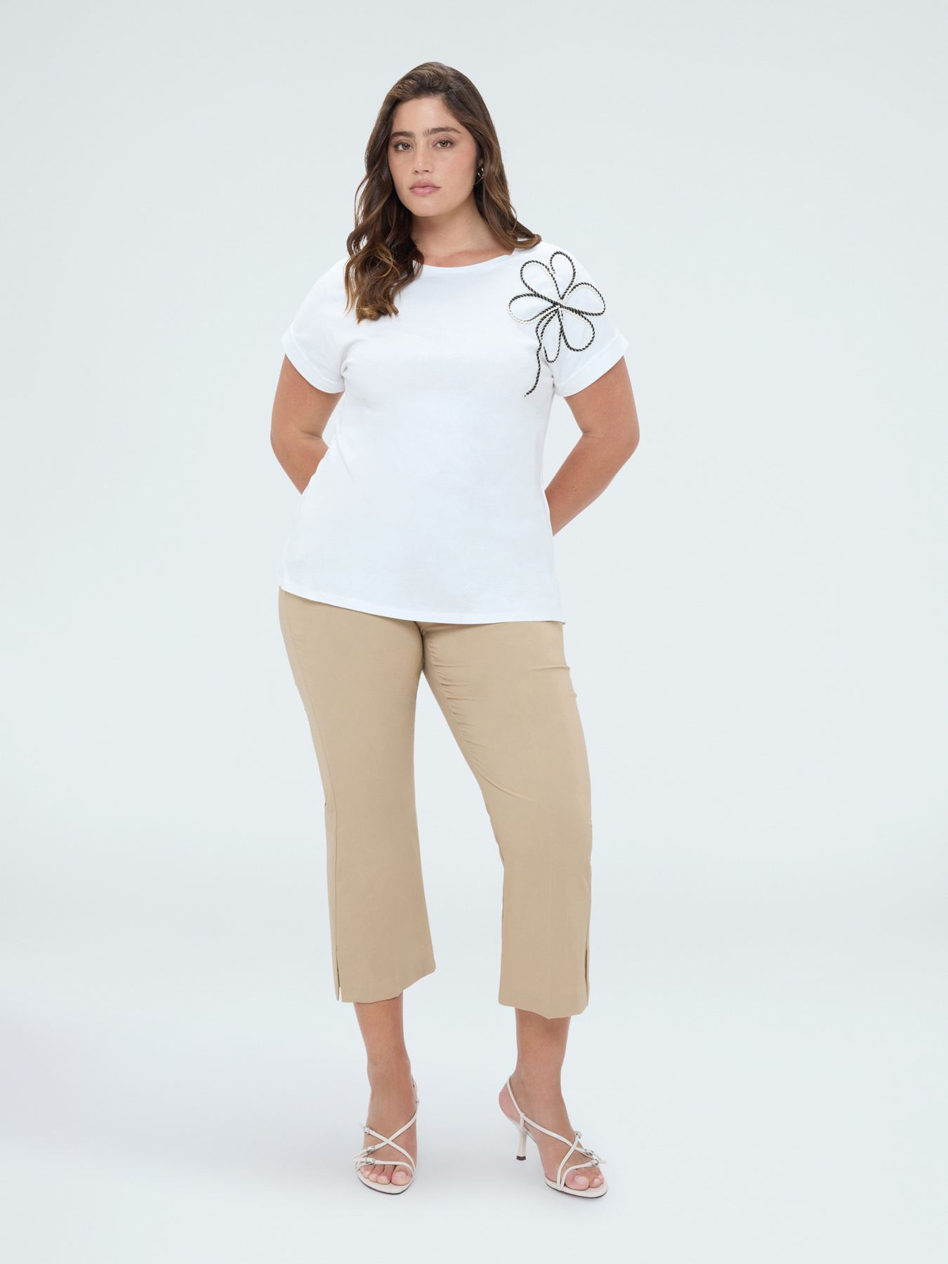 T-shirt en coton avec broderie florale image number 2