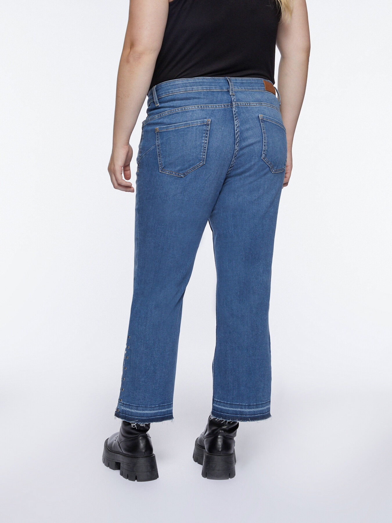 Cropped jeans with studs at the hem image number 1