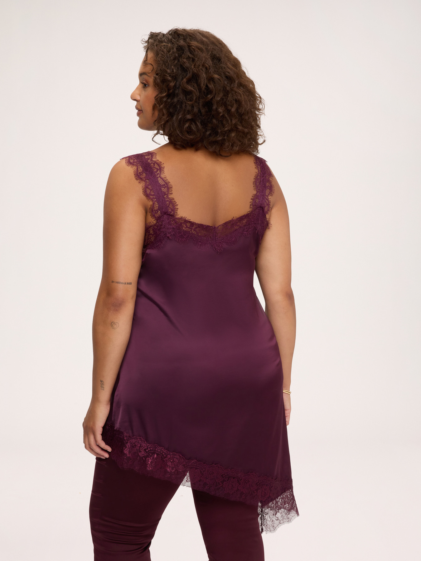 Top en satin de viscose avec d&eacute;tails en dentelle image number 1
