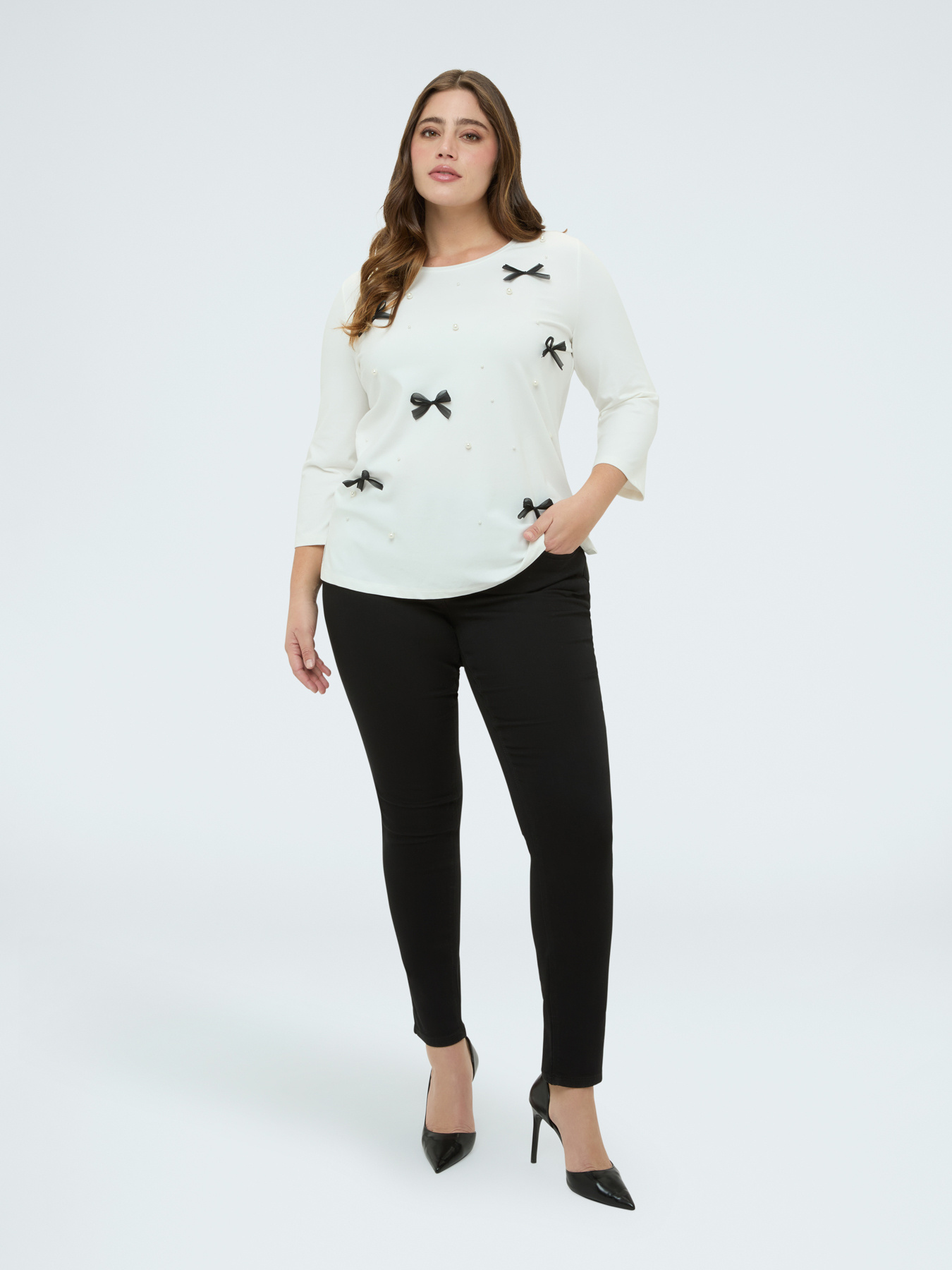 Cotton t-shirt with pearls and bows image number 2