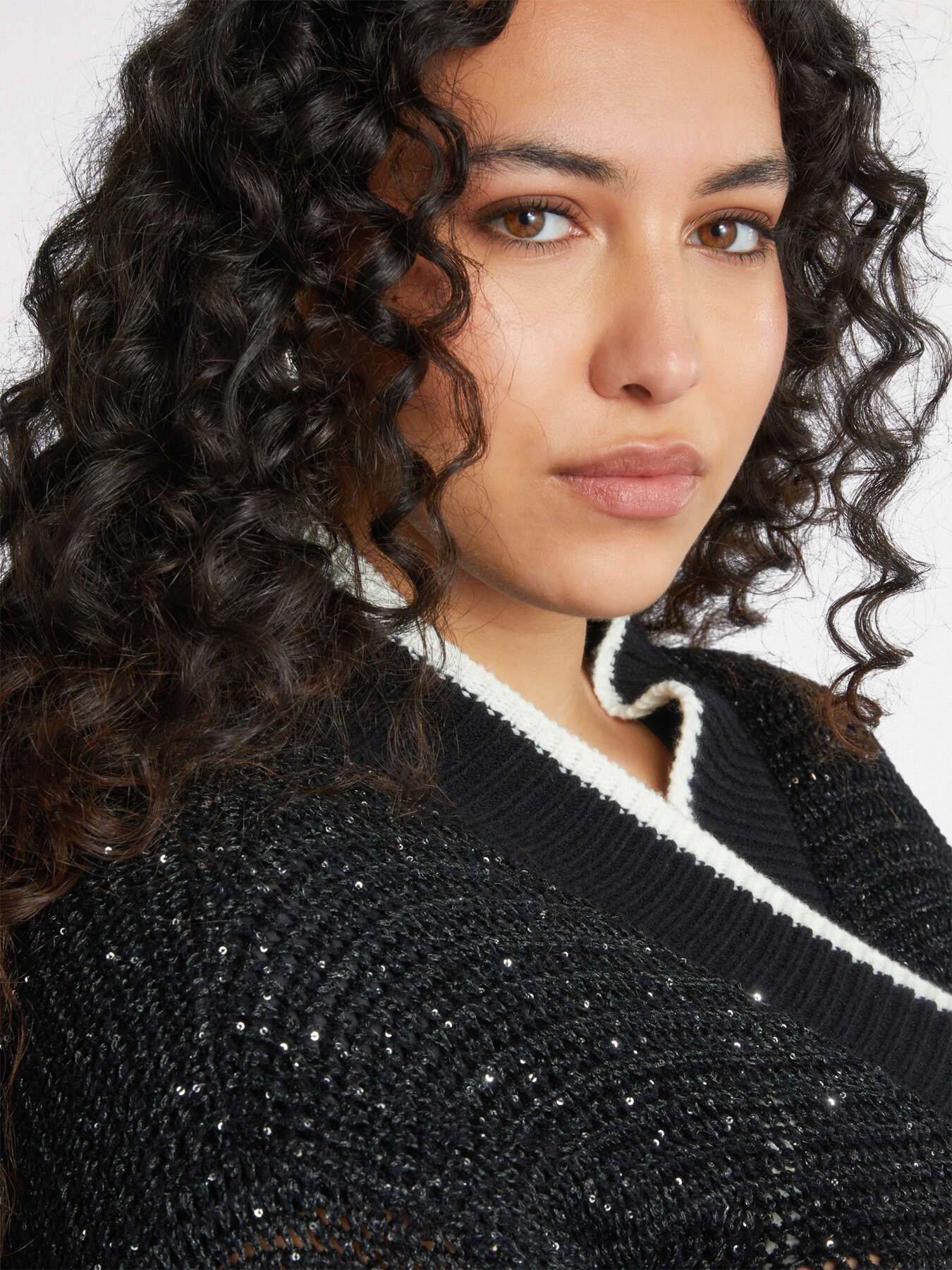 Long cardigan with white trims and tiny sequins image number 4