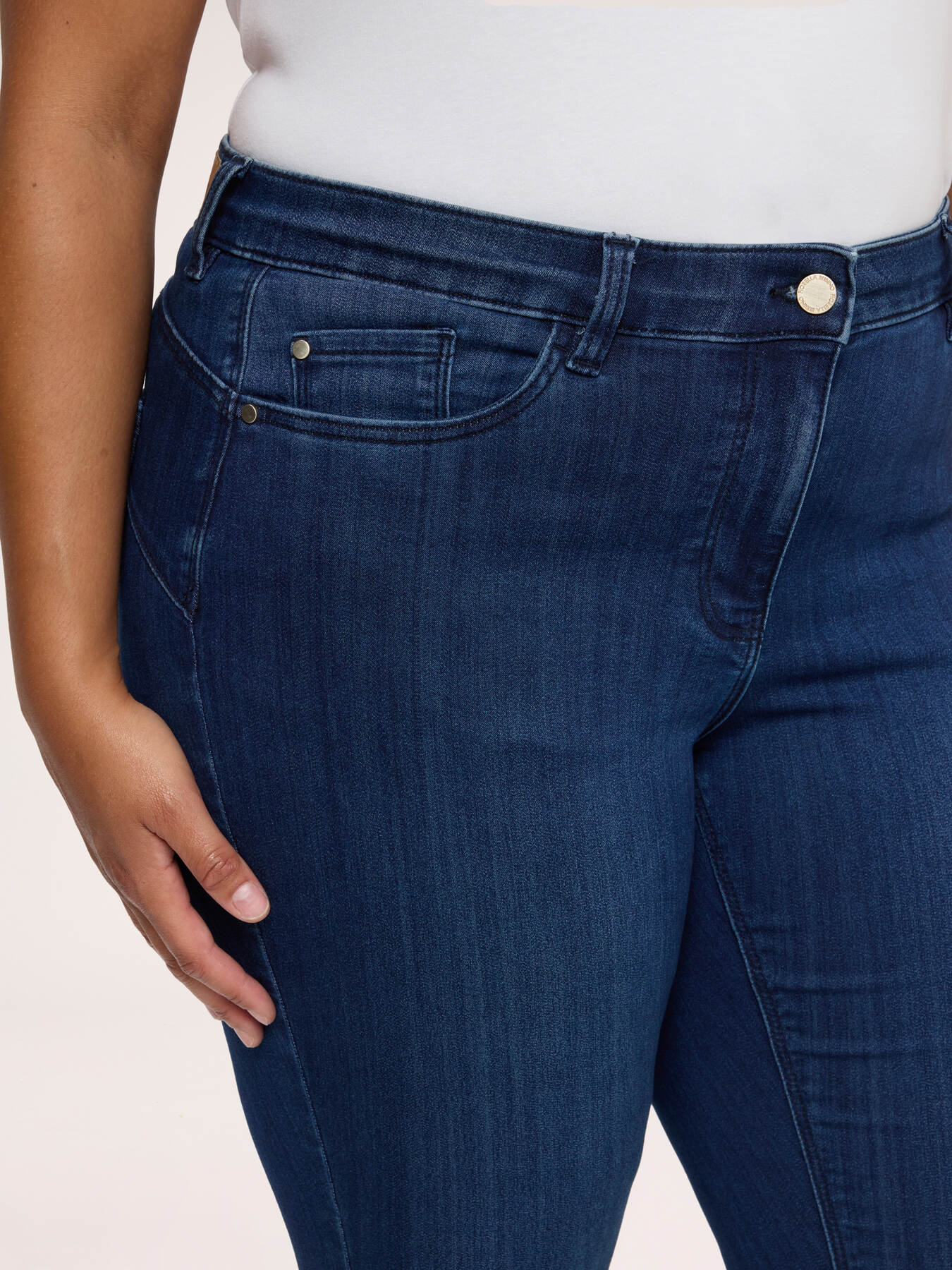 Skinny Jeans blue wash with slit at the bottom image number 3