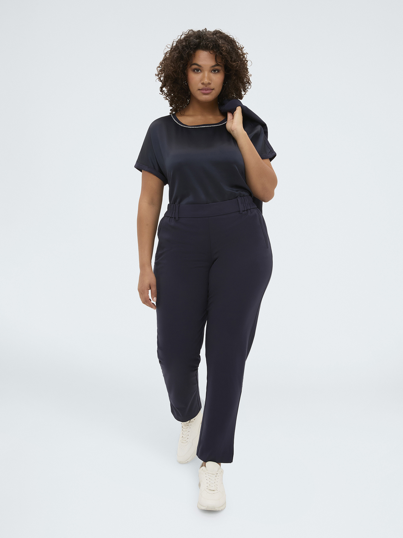 Zweifarbiges T-Shirt mit leuchtenden Applikationen image number 2