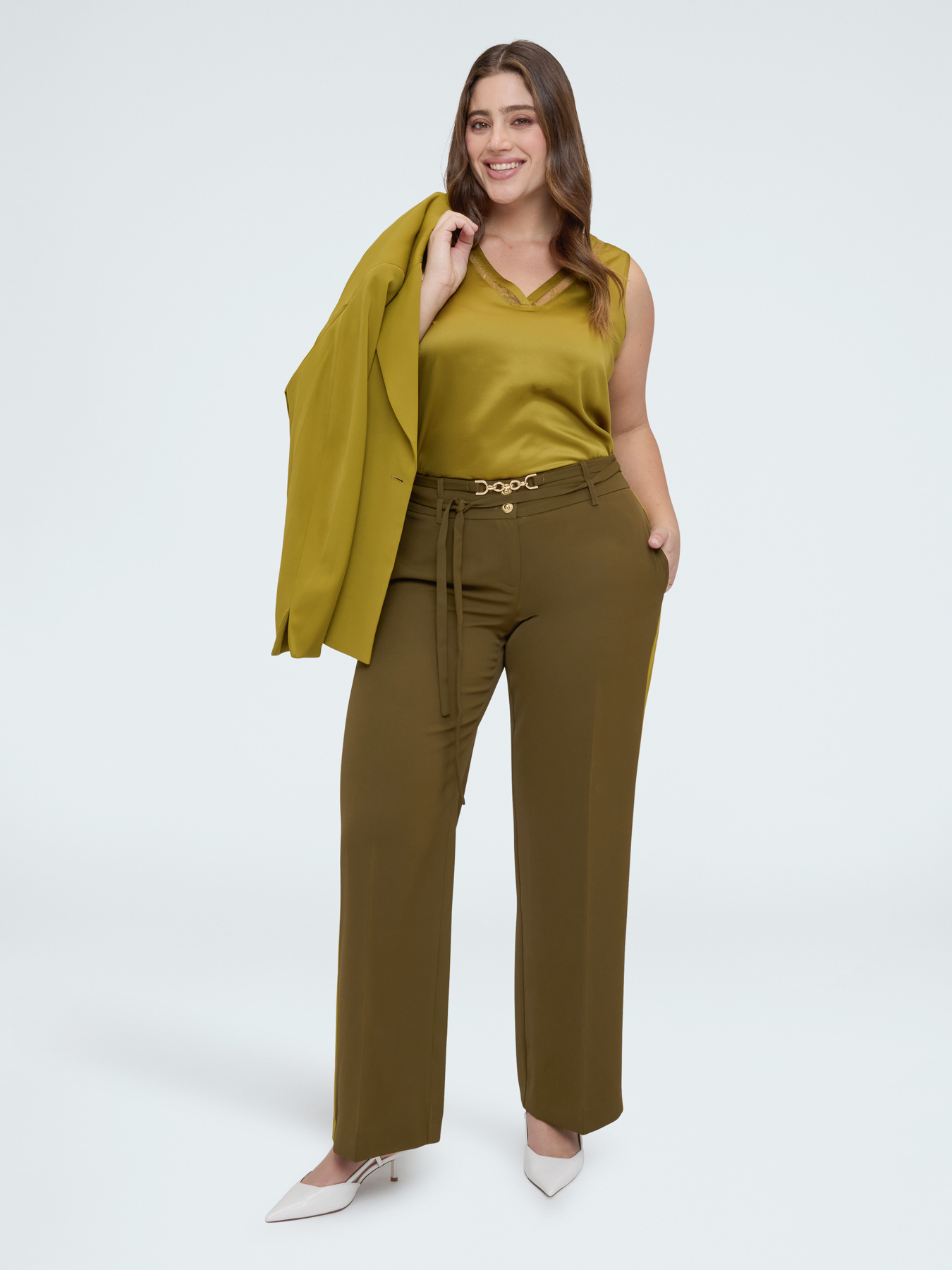 Top avec d&eacute;collet&eacute; en V et d&eacute;tail en dentelle image number 3